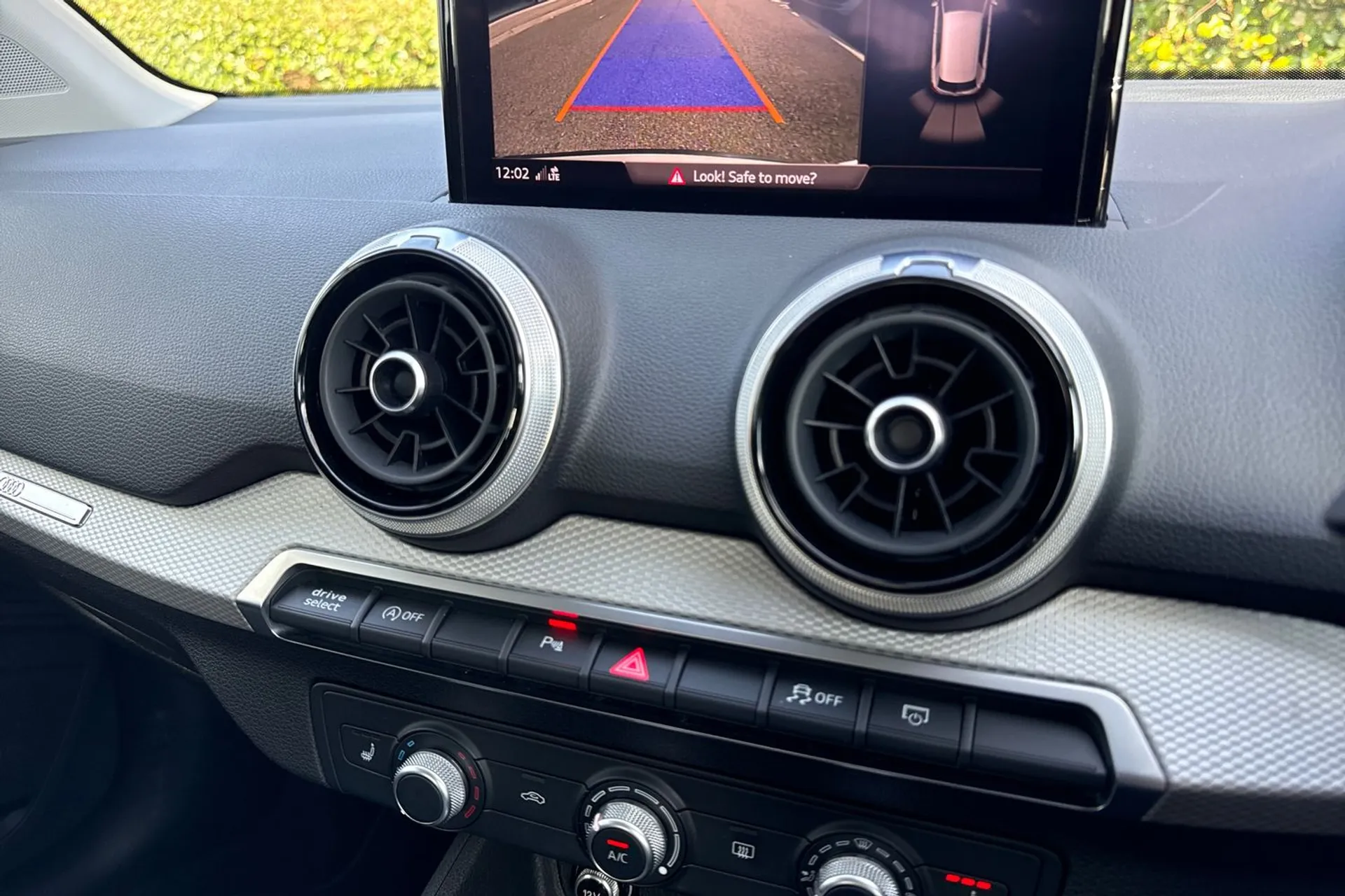 Audi Q2 thumbnail image number 24