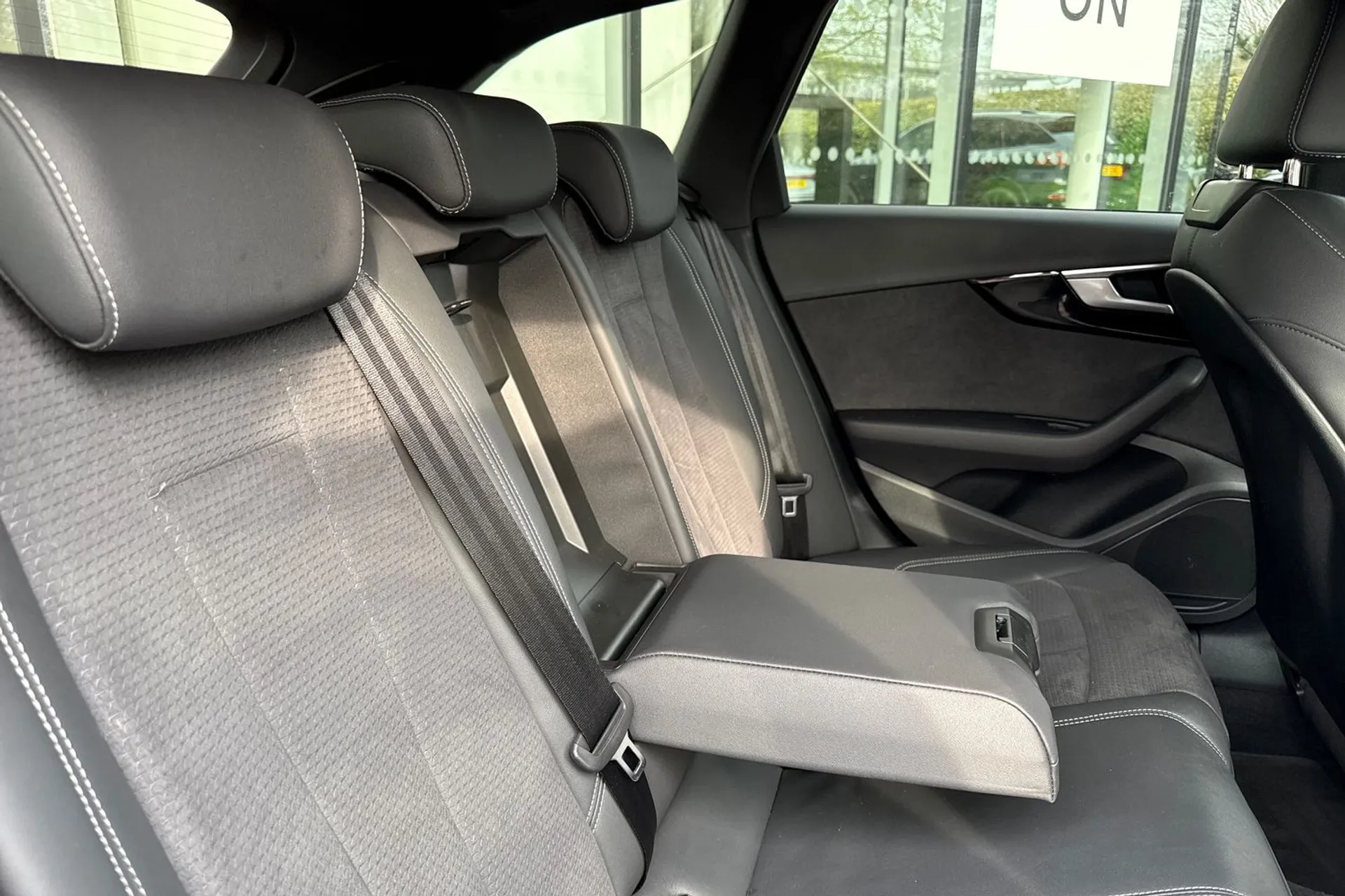 Audi A4 thumbnail image number 34