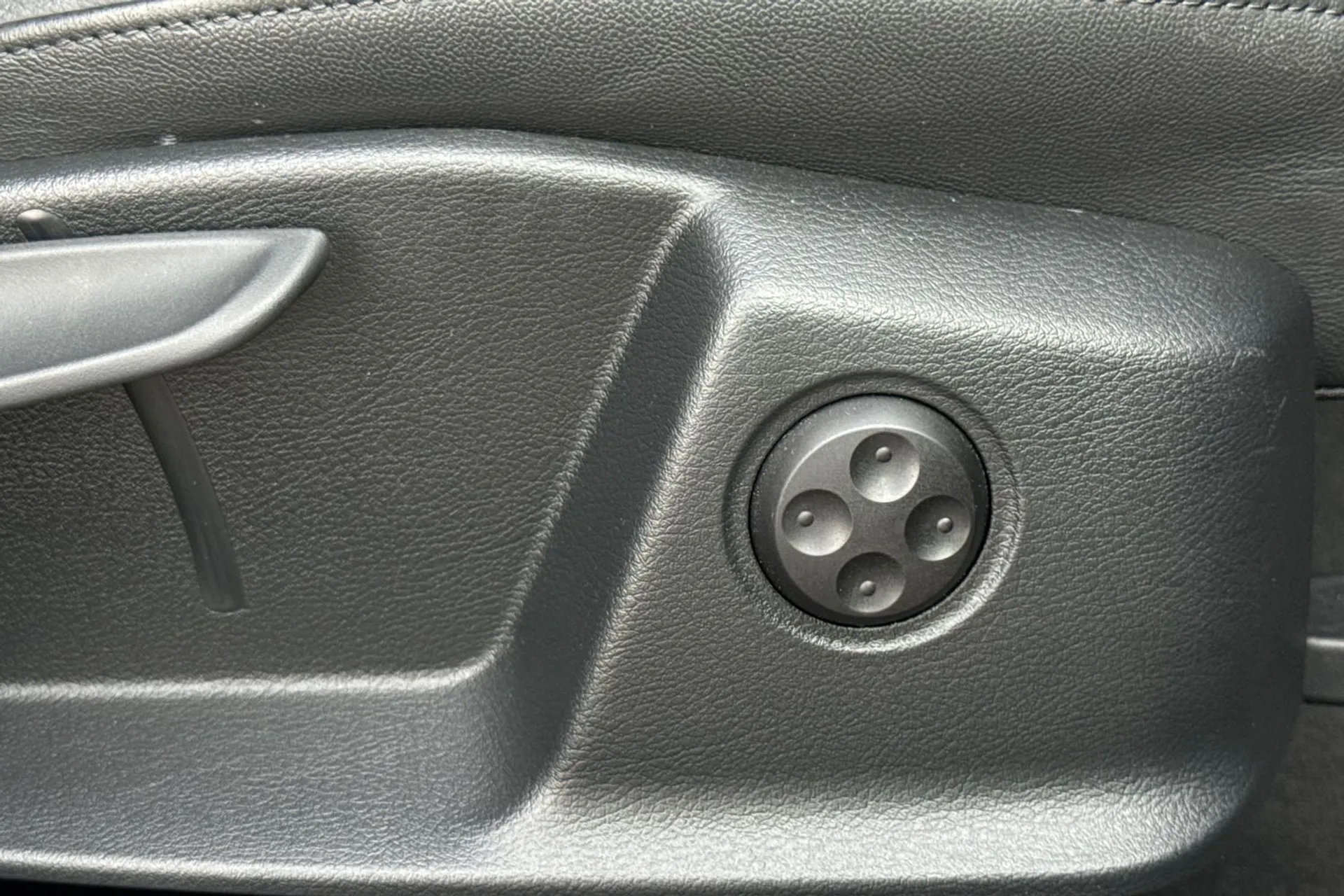 Audi A4 thumbnail image number 44