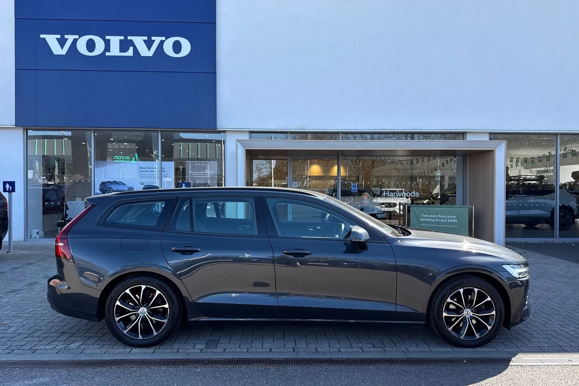Volvo V60 thumbnail image number 2