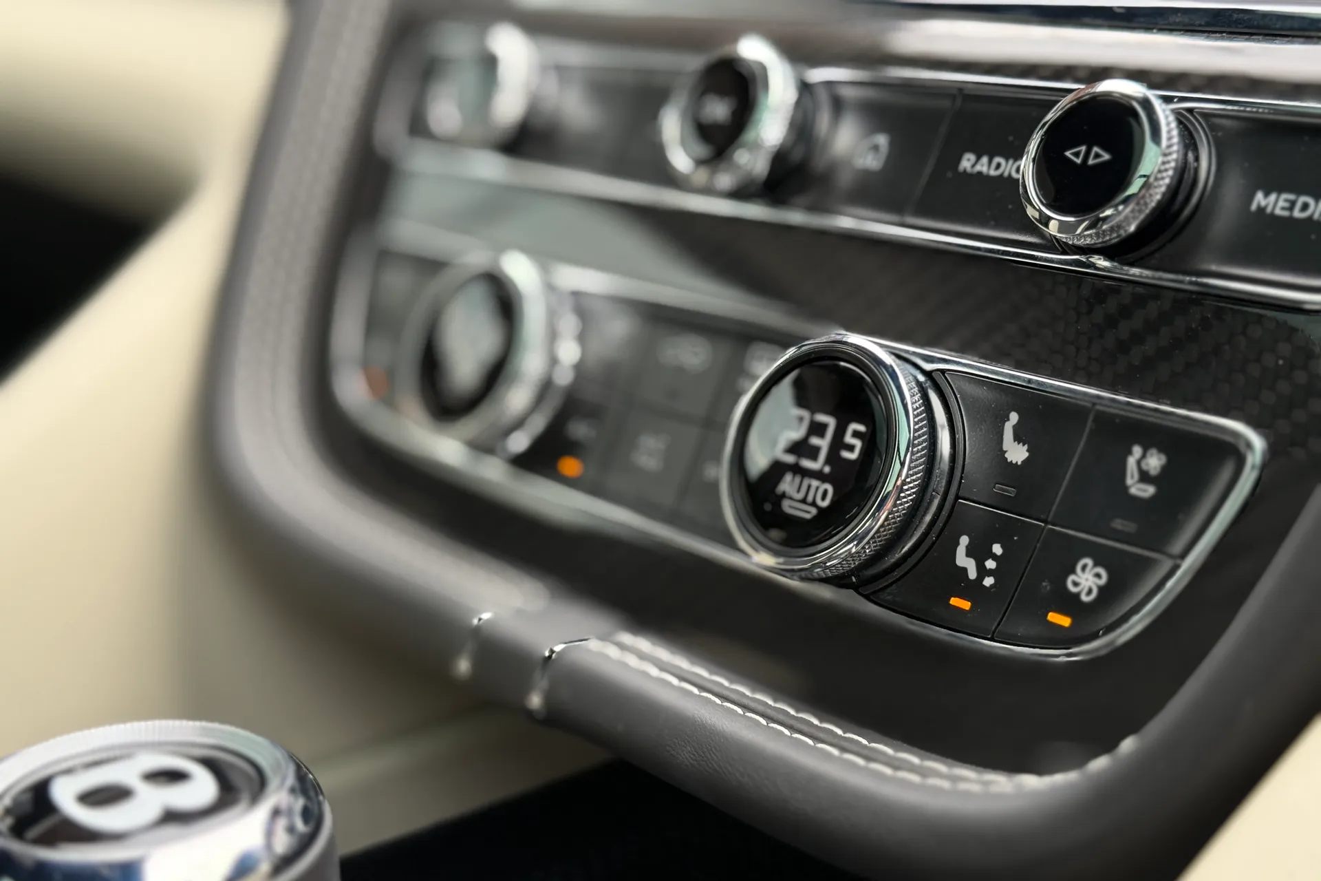 Bentley BENTAYGA thumbnail image number 35