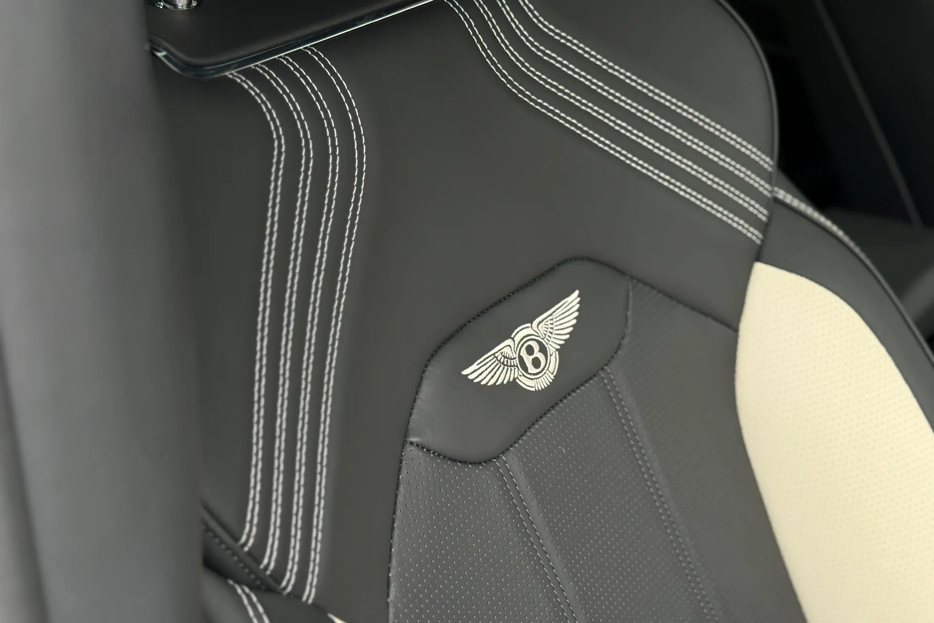 Bentley BENTAYGA thumbnail image number 22