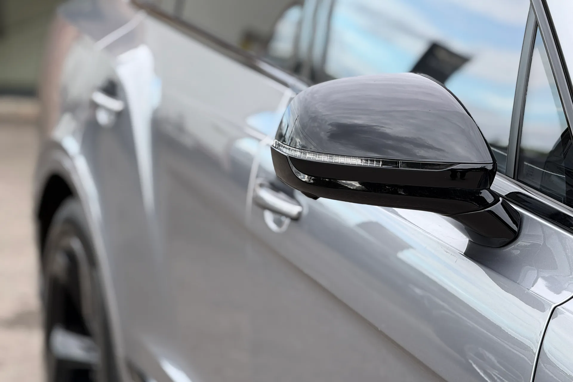 Bentley BENTAYGA thumbnail image number 9