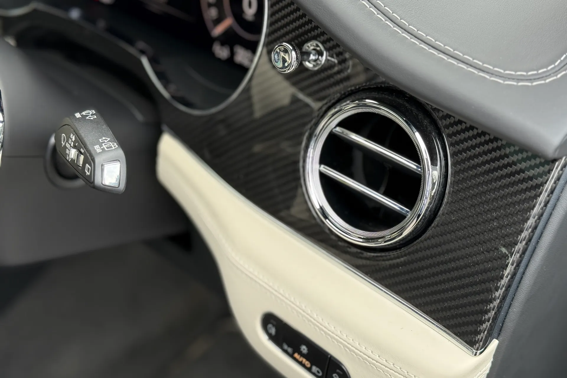 Bentley BENTAYGA thumbnail image number 21