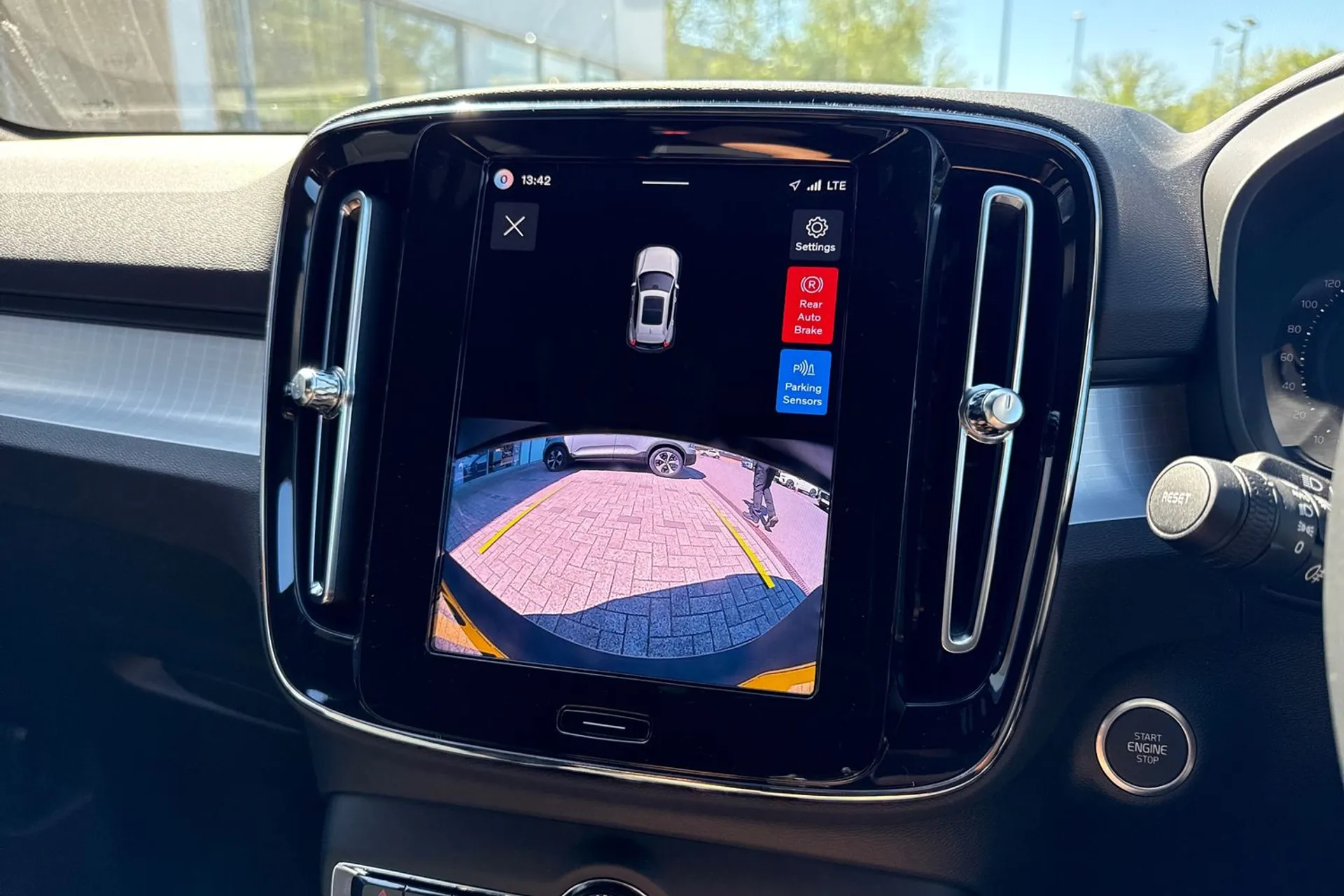 Volvo XC40 thumbnail image number 4