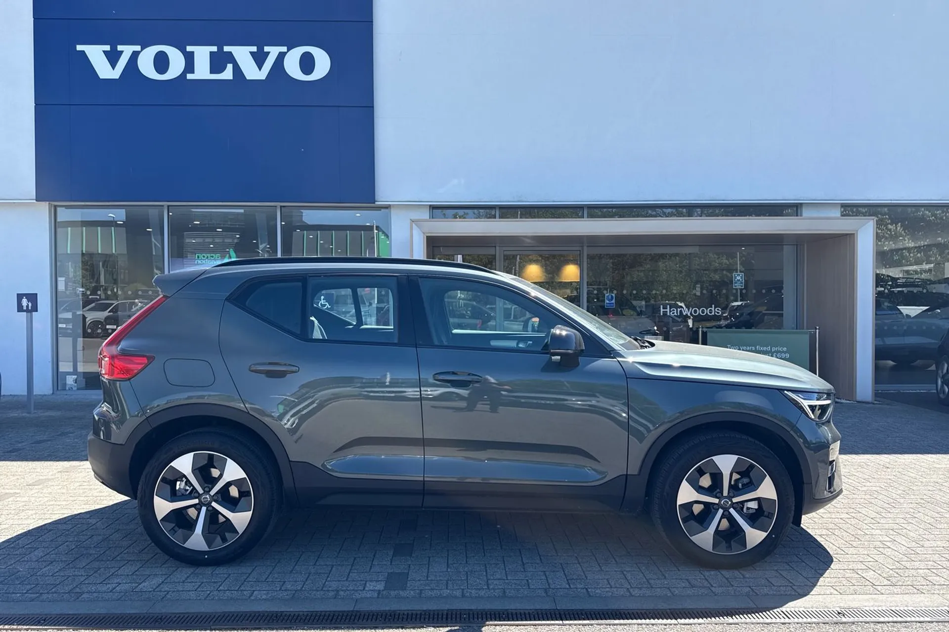 Volvo XC40 thumbnail image number 2