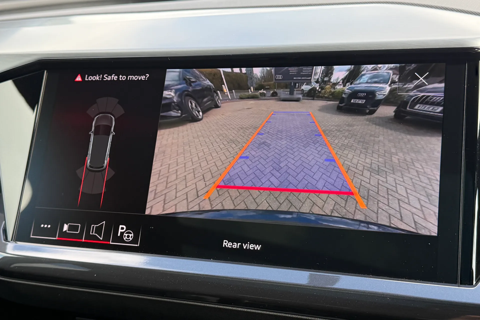 Audi Q4 thumbnail image number 5