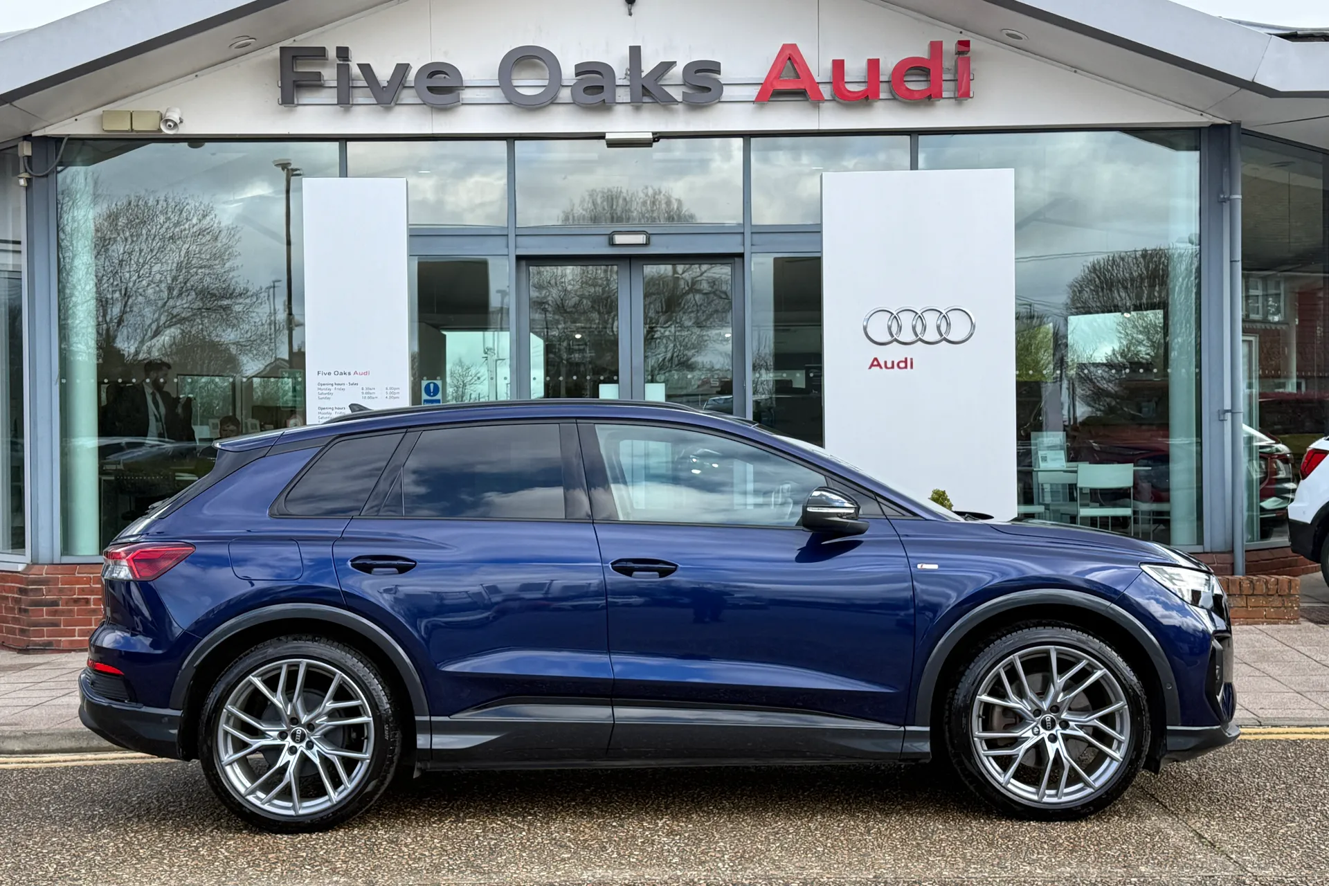 Audi Q4 thumbnail image number 3