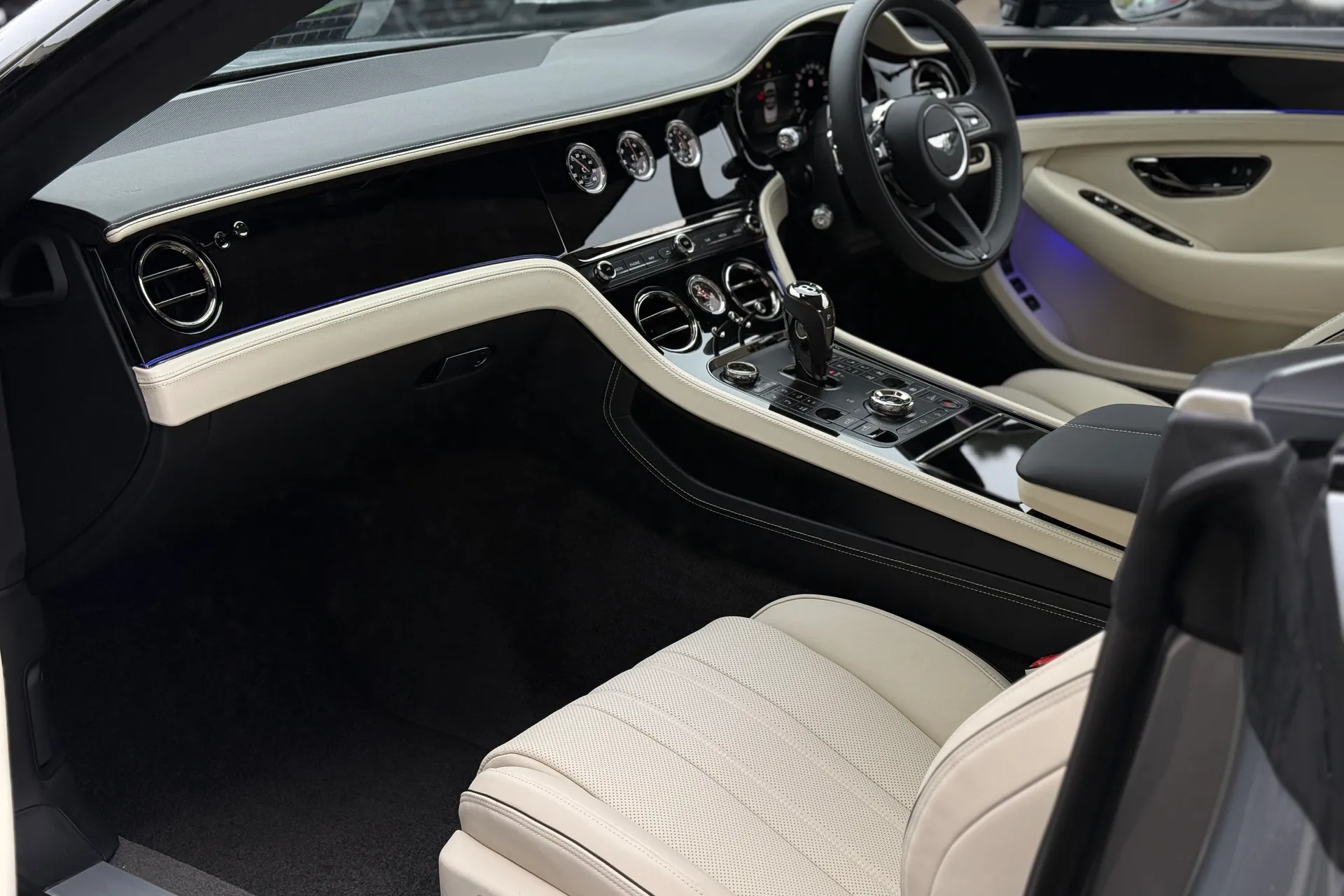 Bentley CONTINENTAL GTC thumbnail image number 26