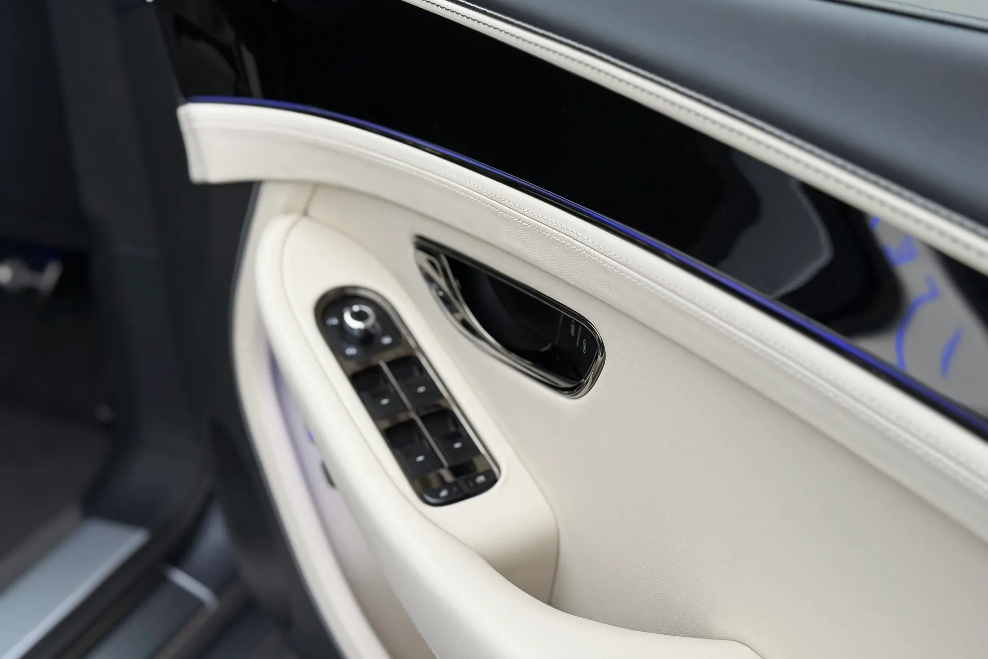 Bentley CONTINENTAL GTC thumbnail image number 13