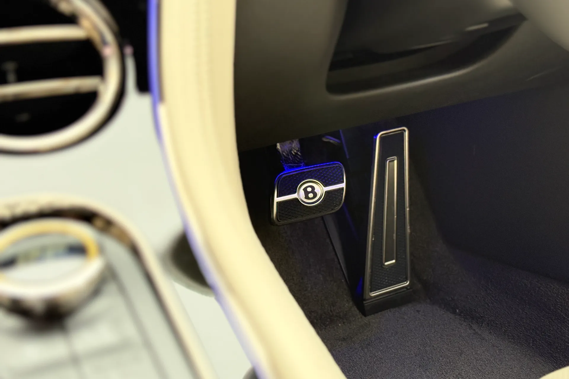 Bentley CONTINENTAL GTC thumbnail image number 39