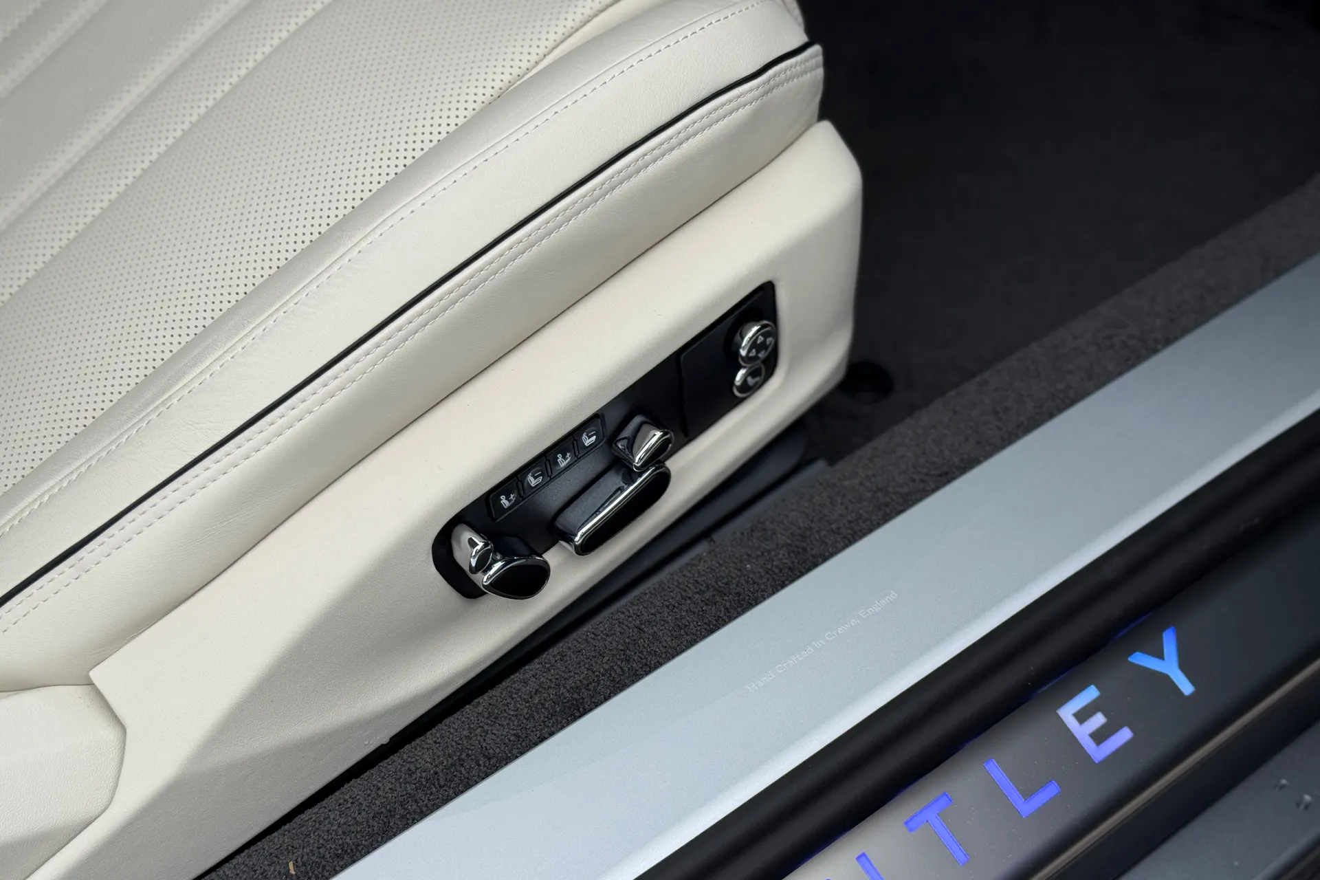 Bentley CONTINENTAL GTC thumbnail image number 16