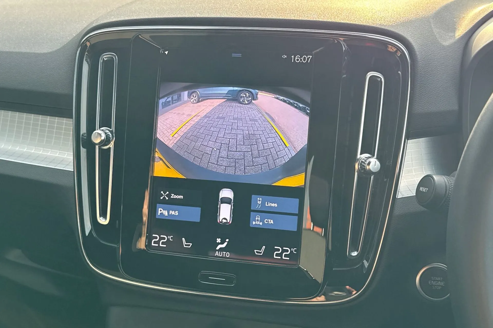 Volvo XC40 thumbnail image number 4