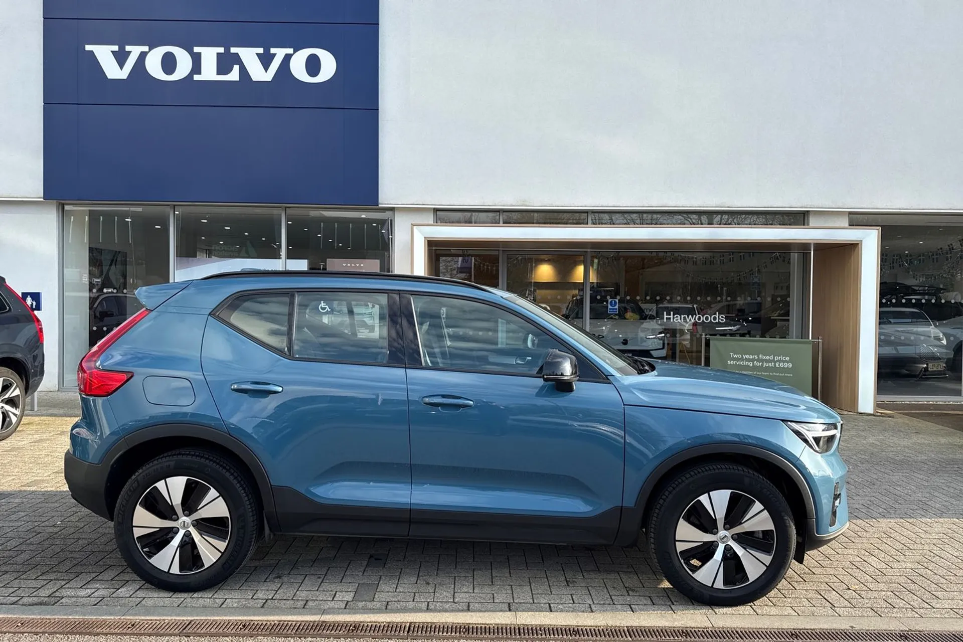 Volvo XC40 thumbnail image number 2
