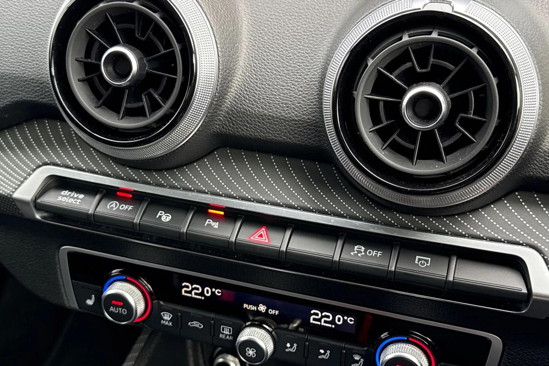 Audi Q2 thumbnail image number 32