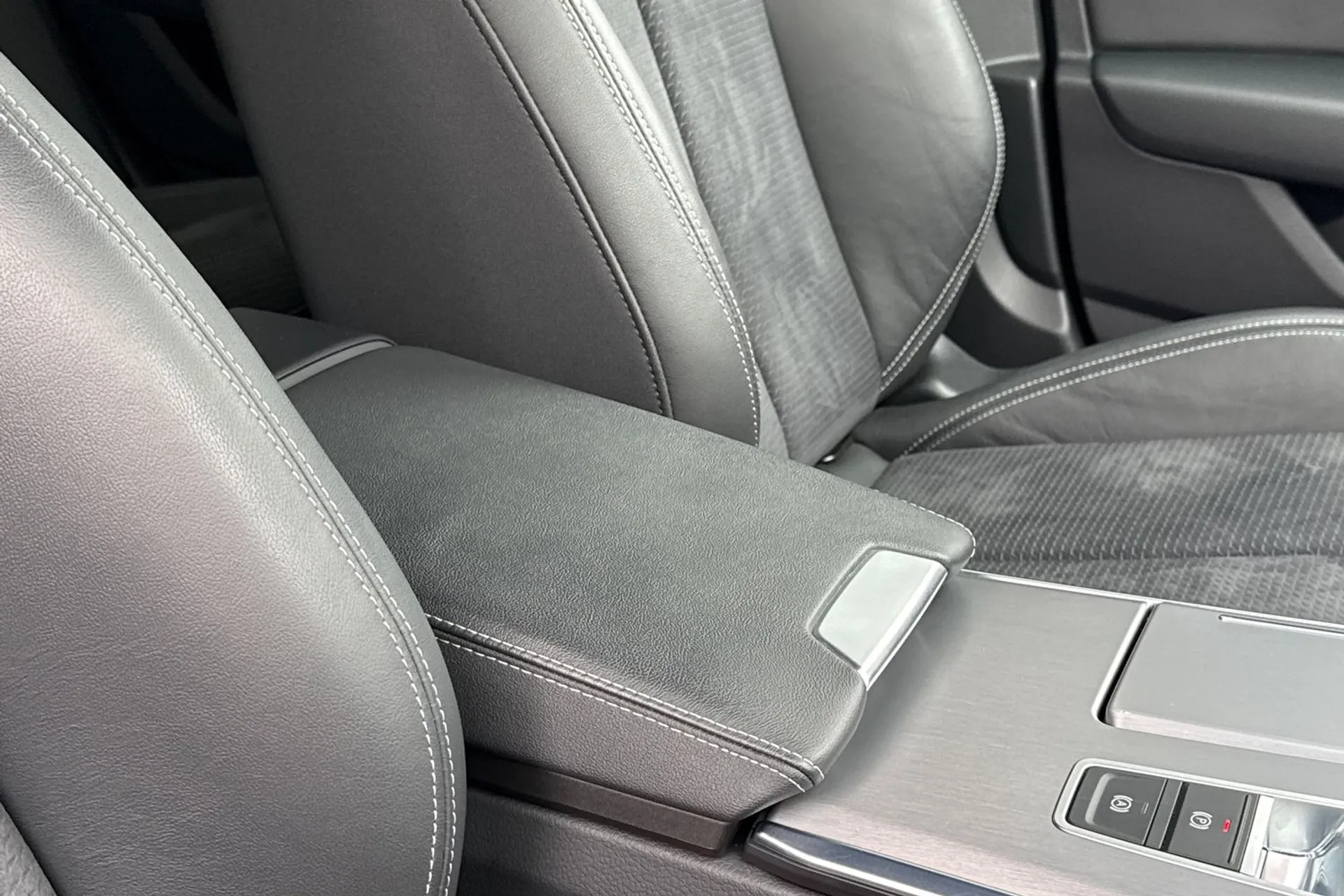 Audi A6 thumbnail image number 44