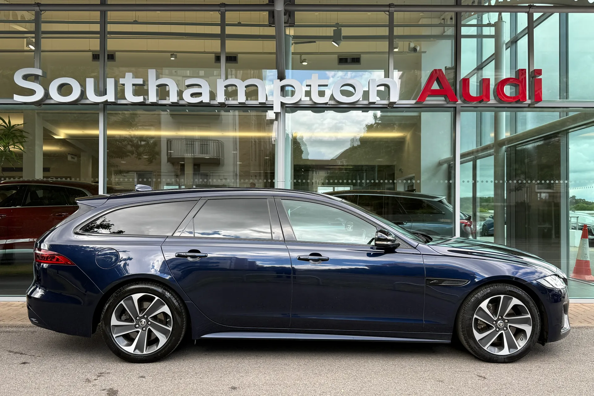 Jaguar XF thumbnail image number 2