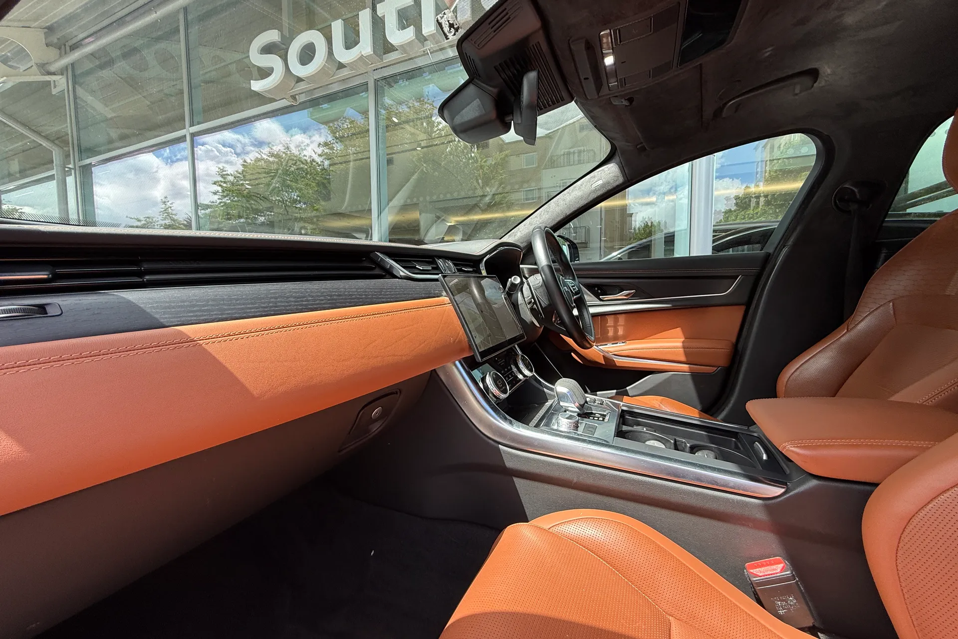 Jaguar XF thumbnail image number 2
