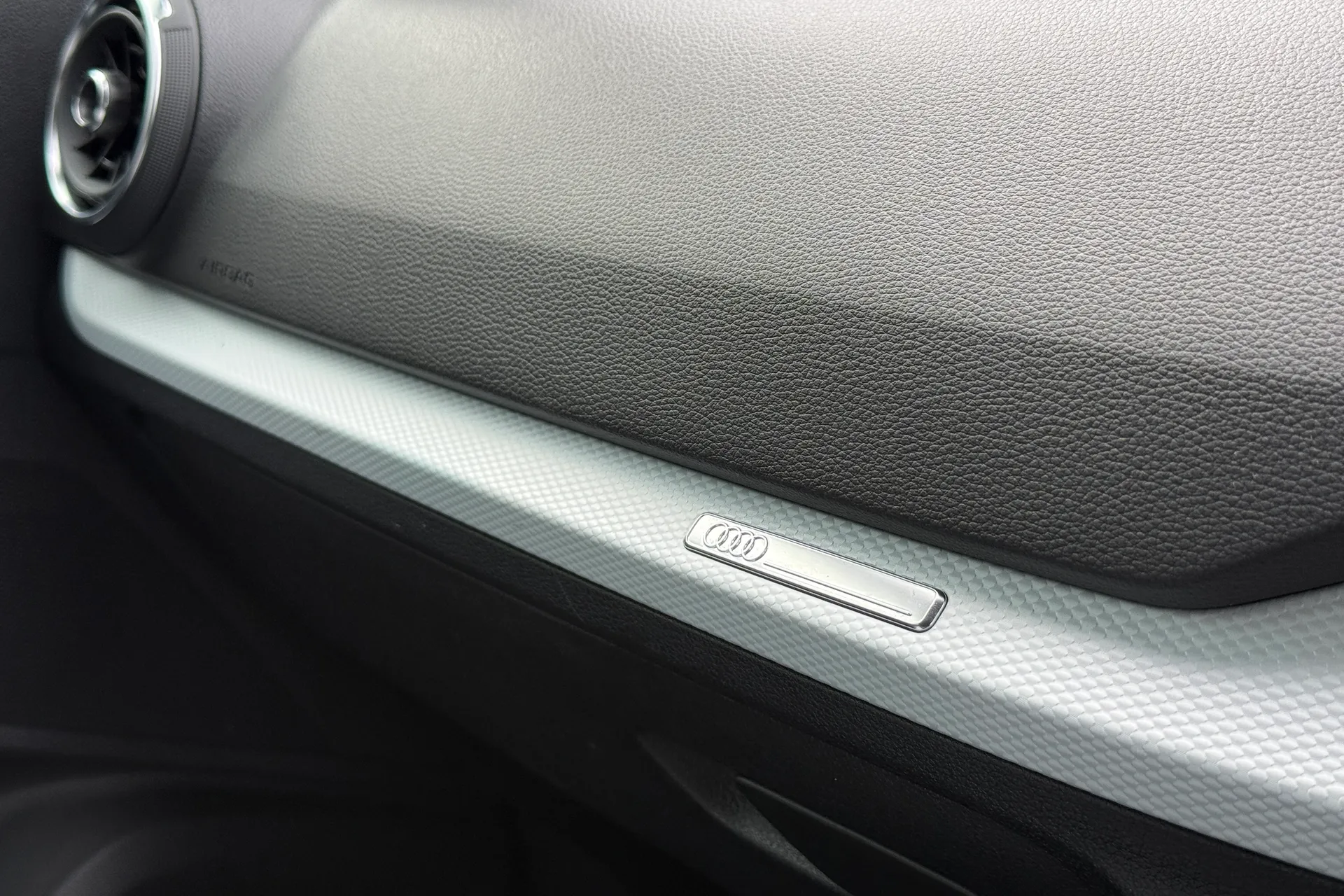 Audi Q2 thumbnail image number 18