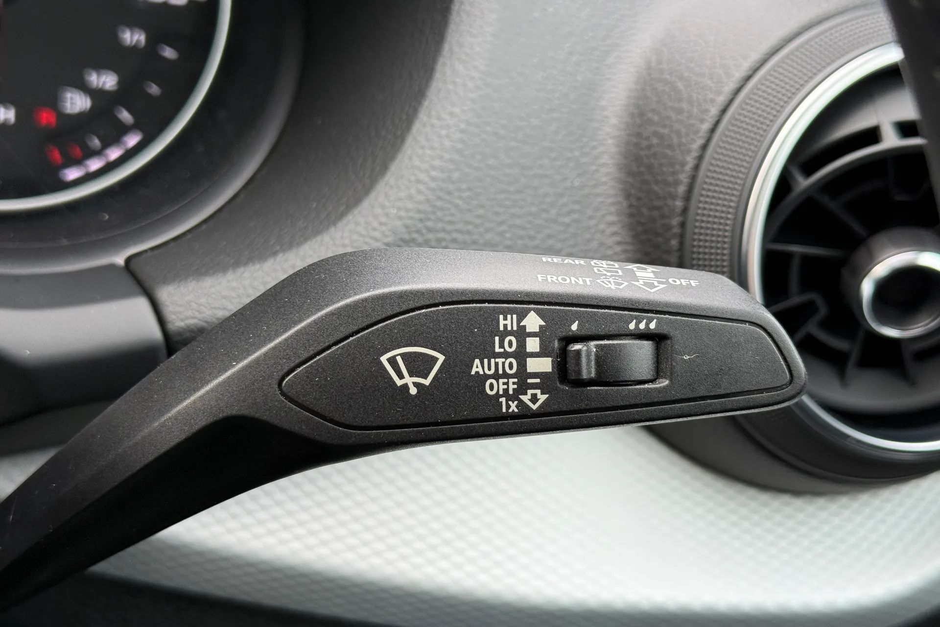 Audi Q2 thumbnail image number 13