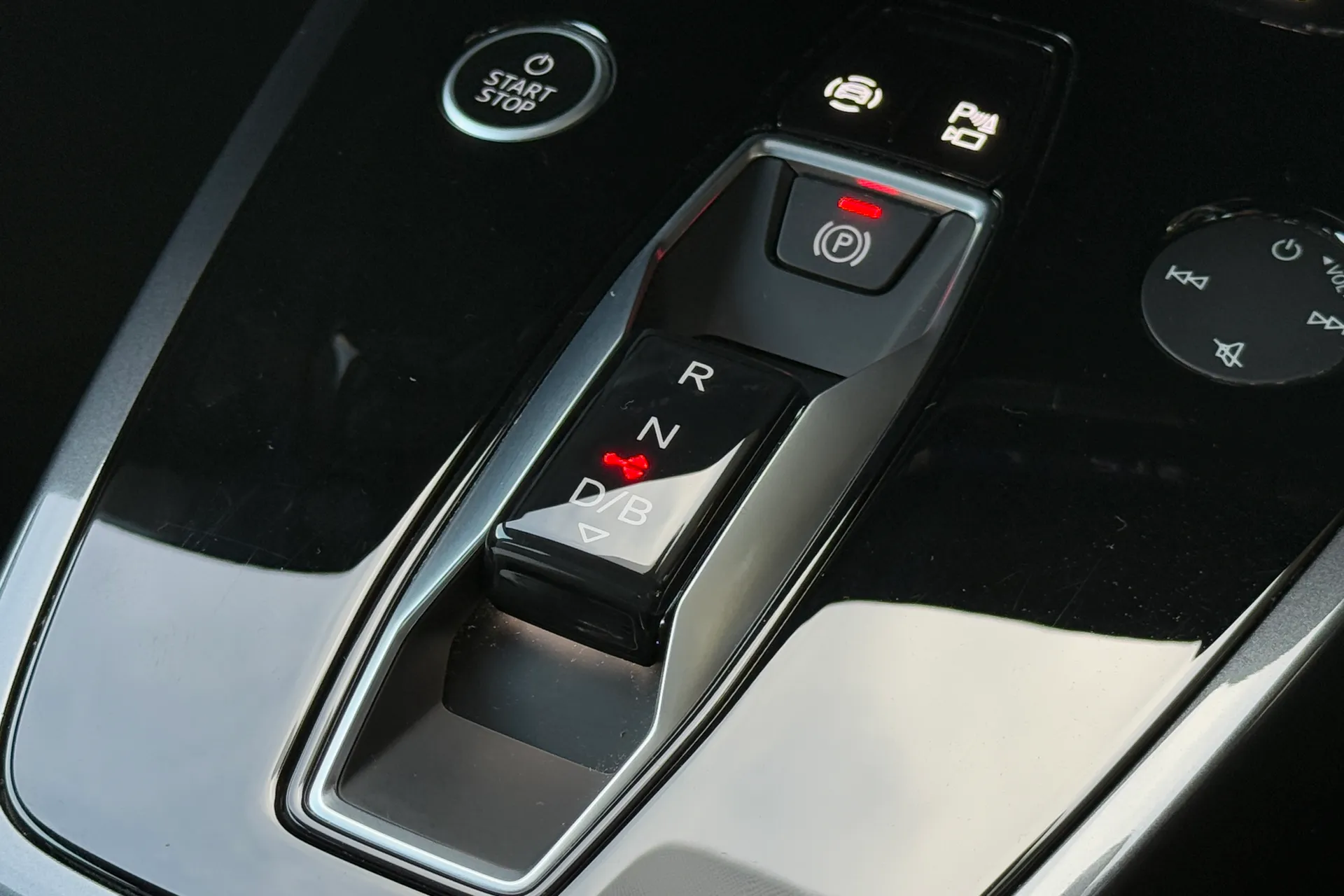 Audi Q4 thumbnail image number 18