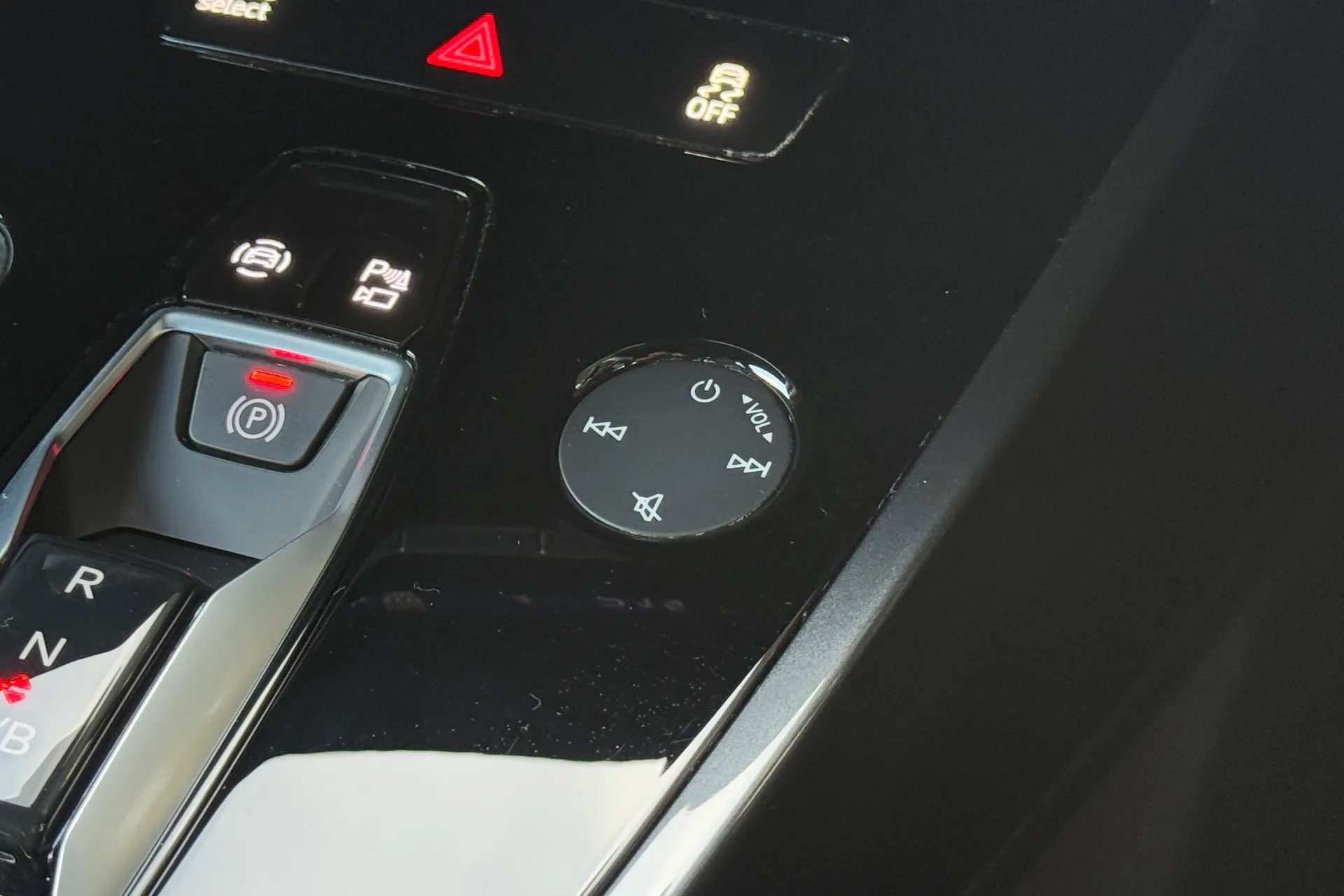 Audi Q4 thumbnail image number 19