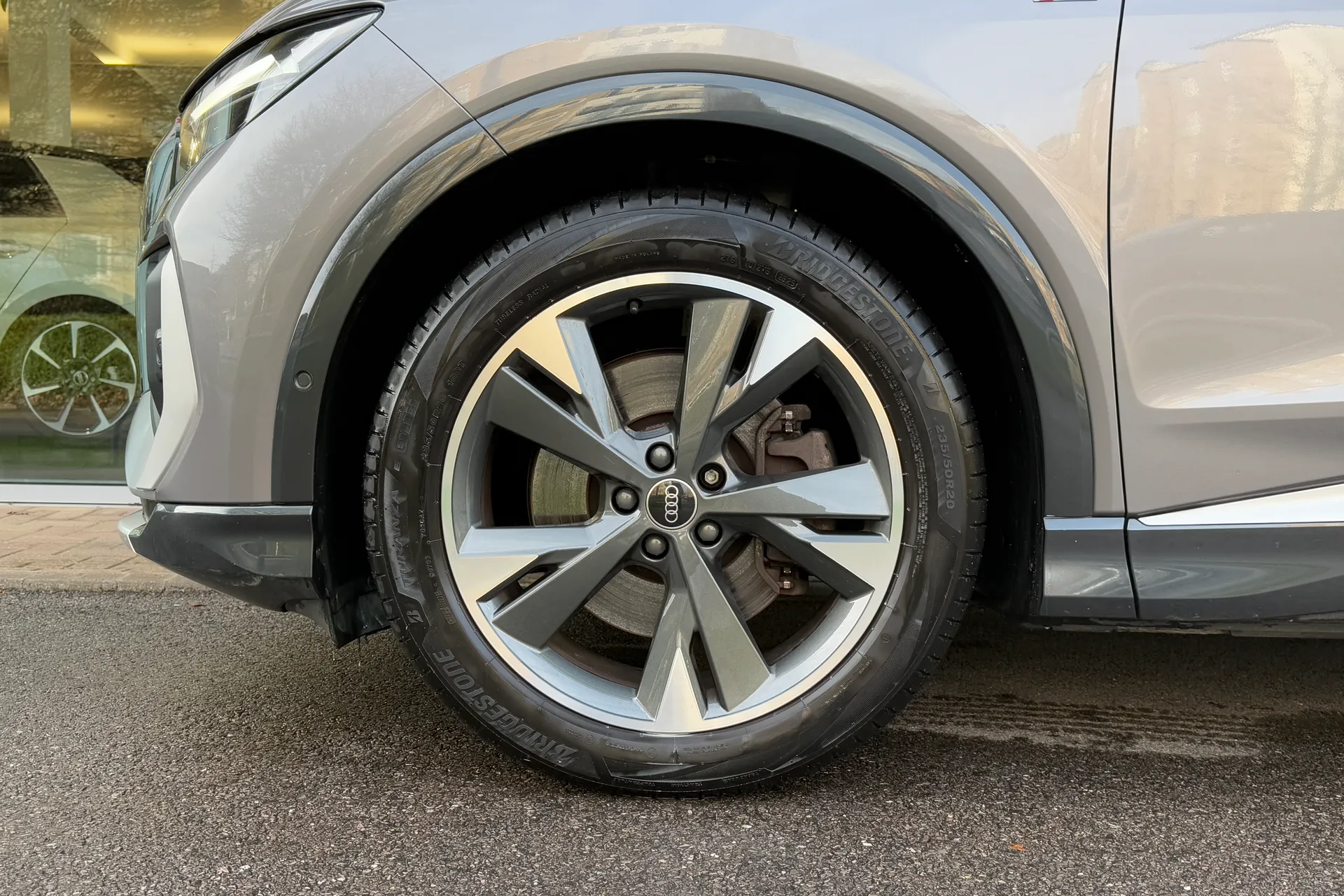 Audi Q4 thumbnail image number 11