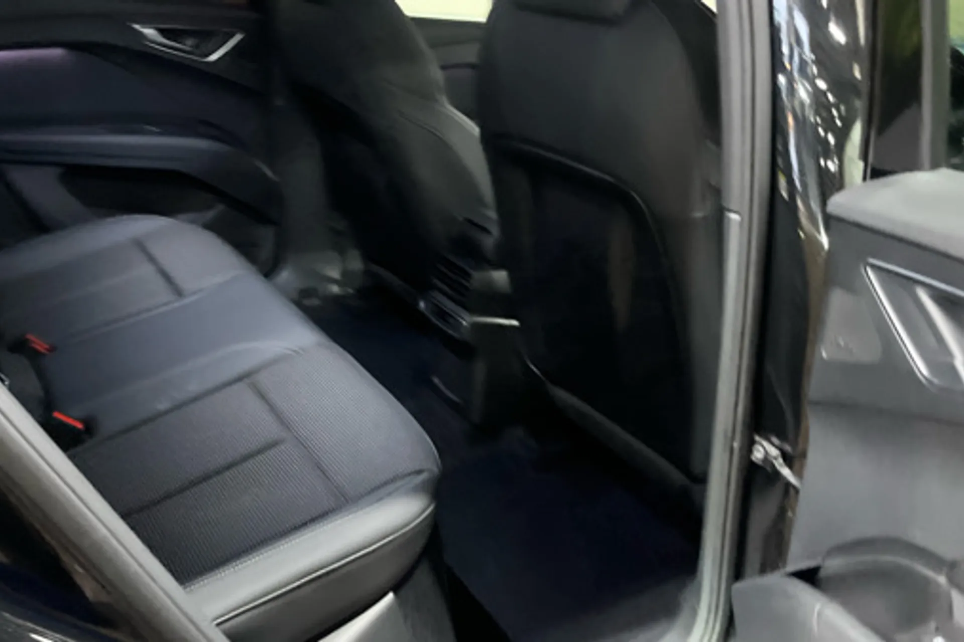 Audi Q4 thumbnail image number 12