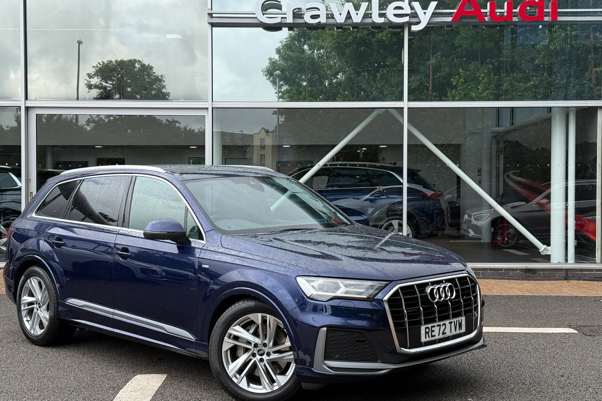 Audi Q7 focused image