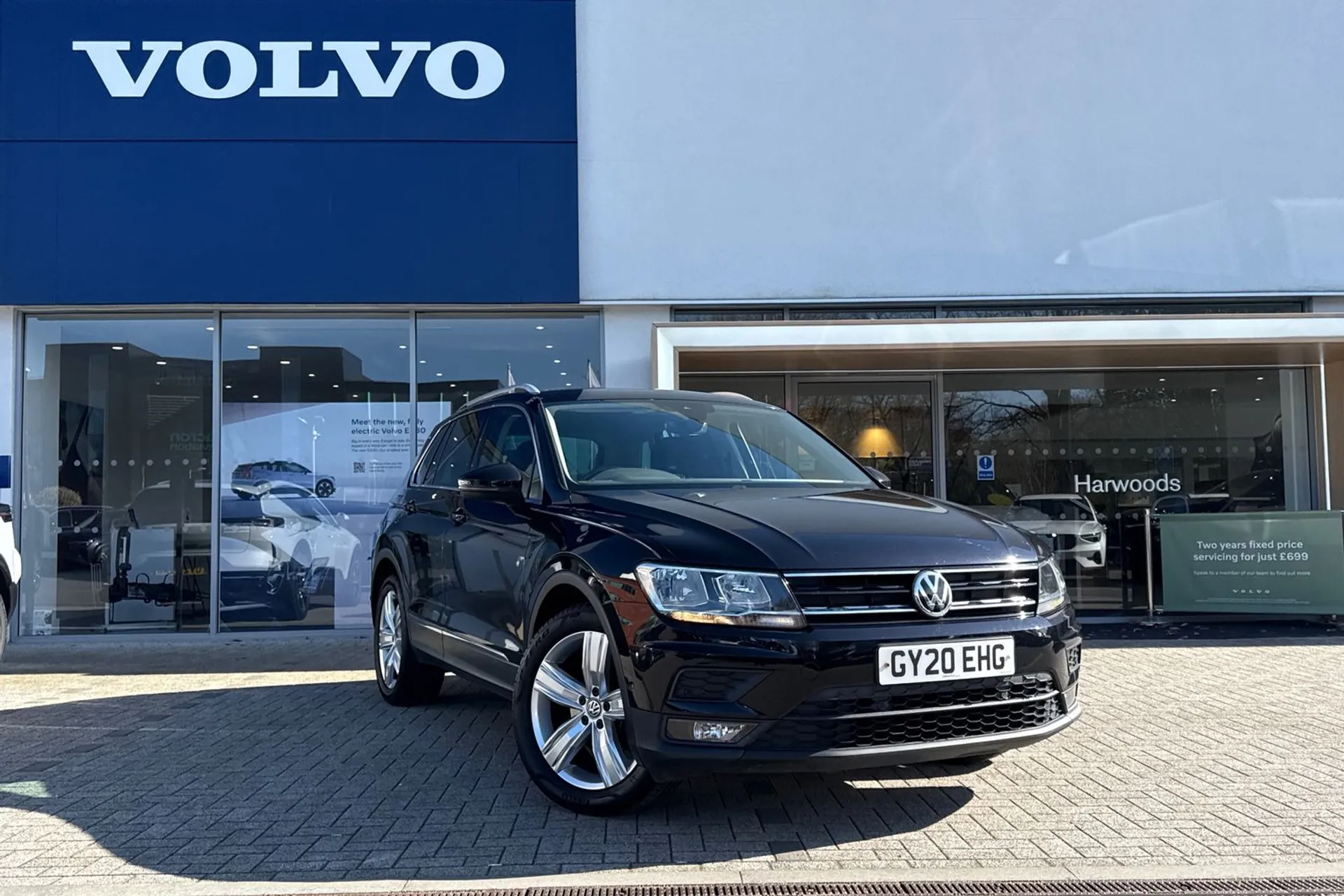 VOLKSWAGEN TIGUAN focused image