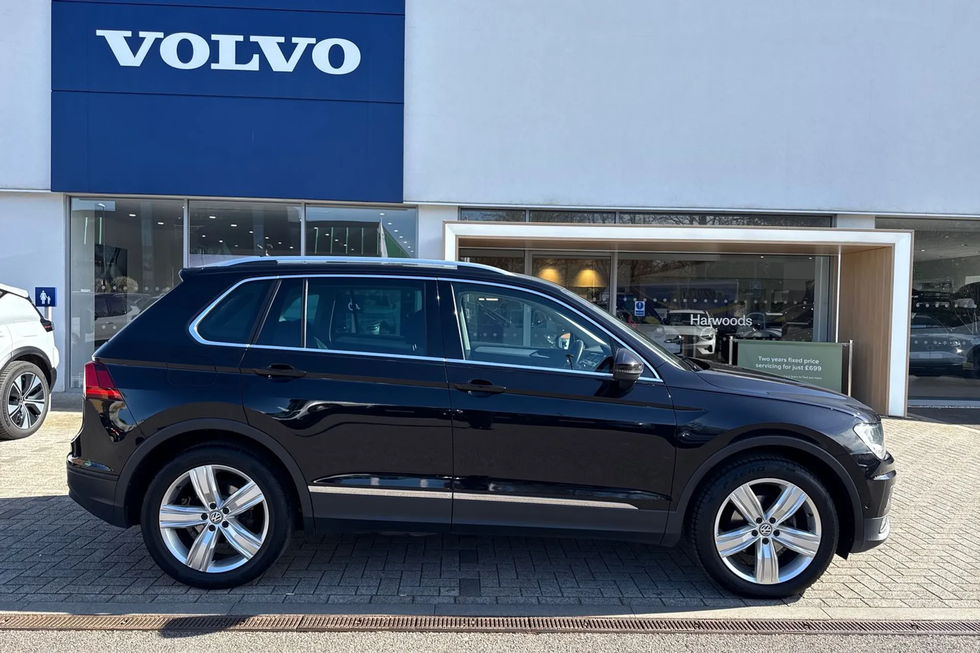 VOLKSWAGEN TIGUAN thumbnail image number 2