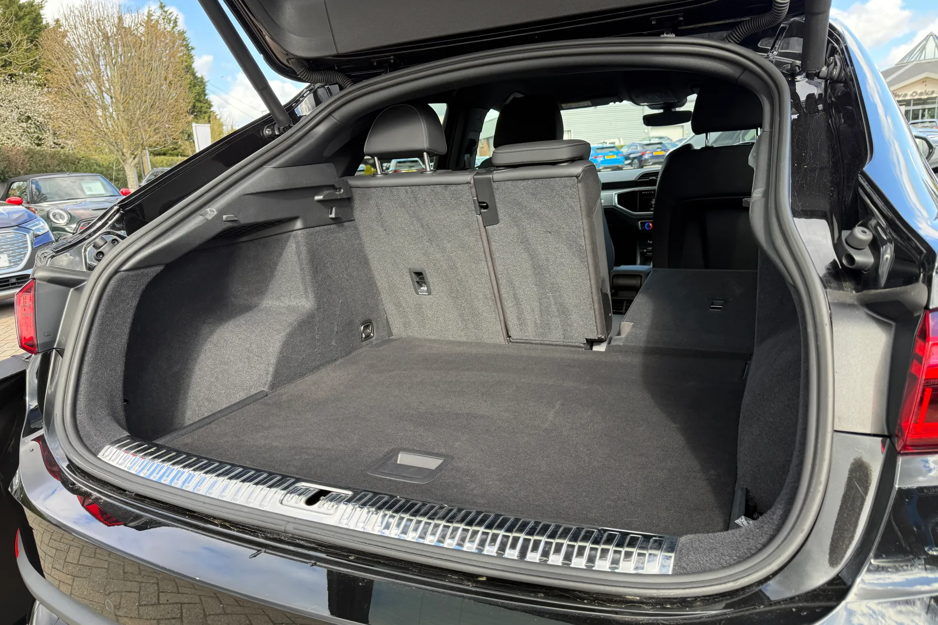 Audi Q3 thumbnail image number 35