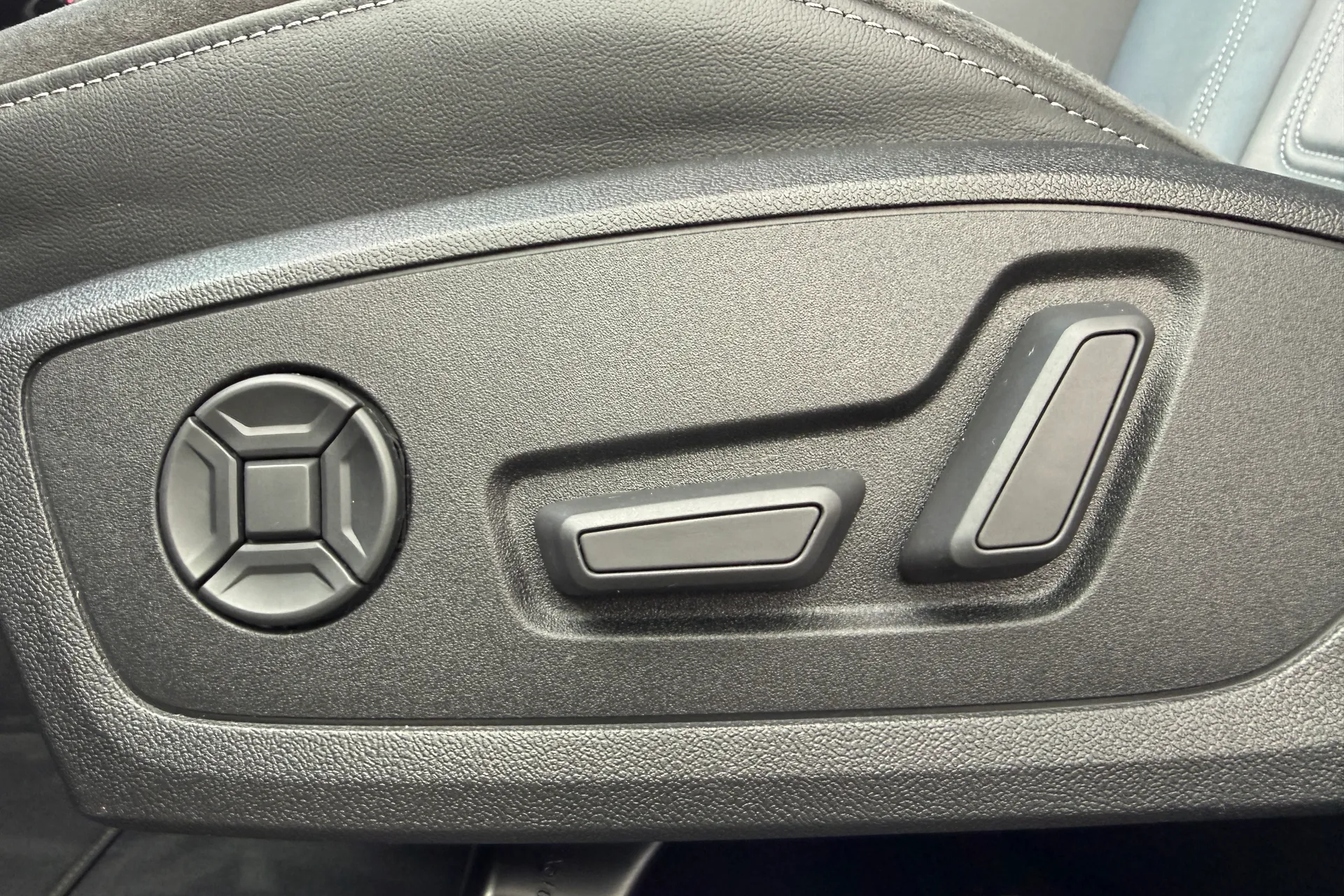 Audi Q3 thumbnail image number 15