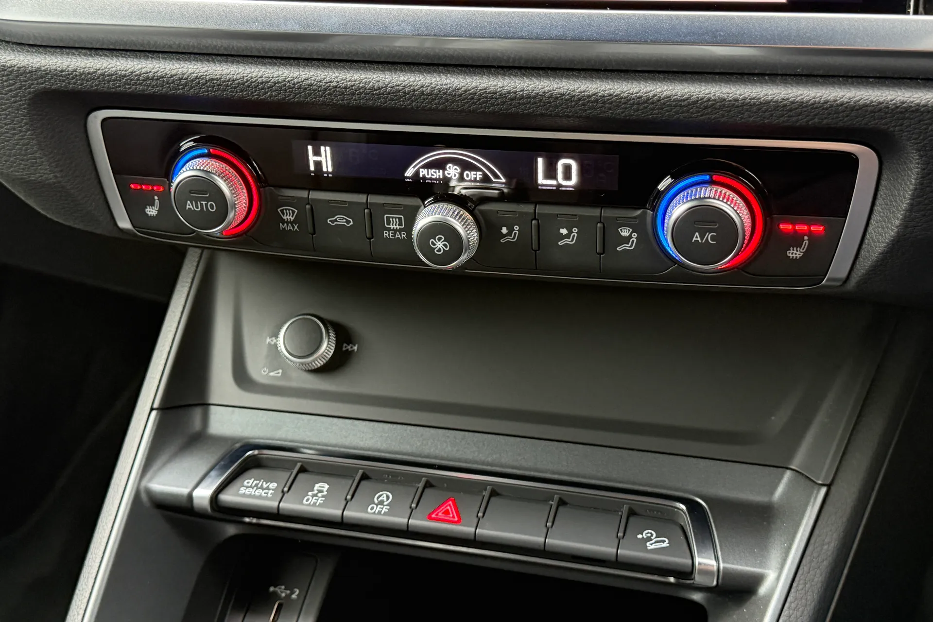 Audi Q3 thumbnail image number 14