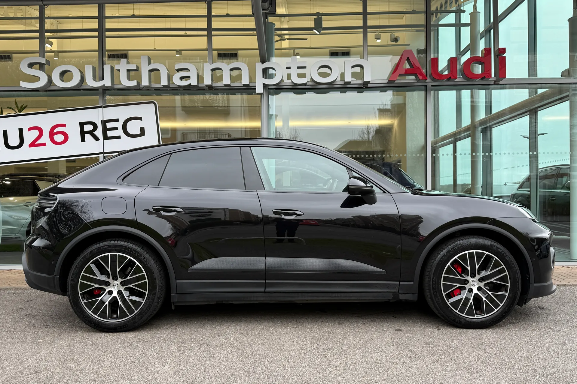 Porsche MACAN thumbnail image number 2