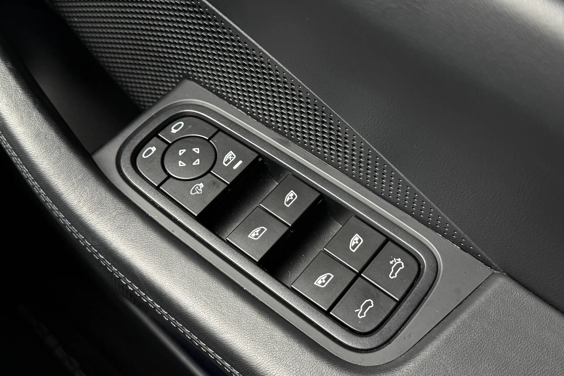 Porsche MACAN thumbnail image number 31