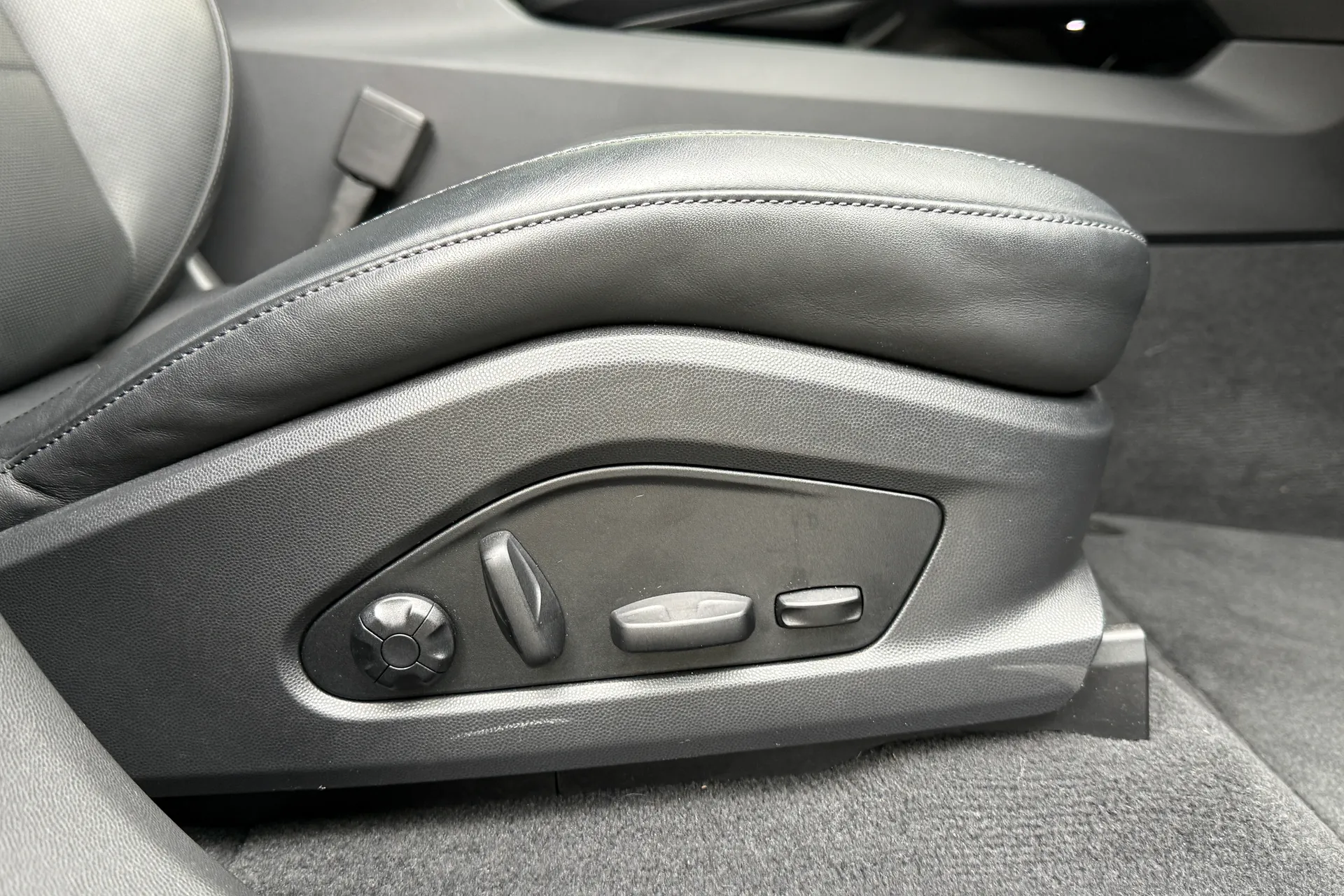Porsche MACAN thumbnail image number 65