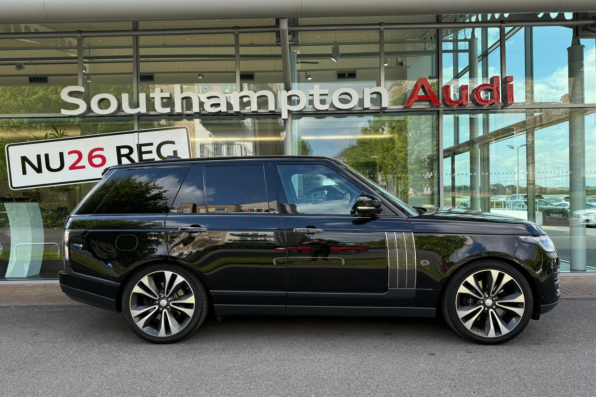 LAND ROVER RANGE ROVER thumbnail image number 2