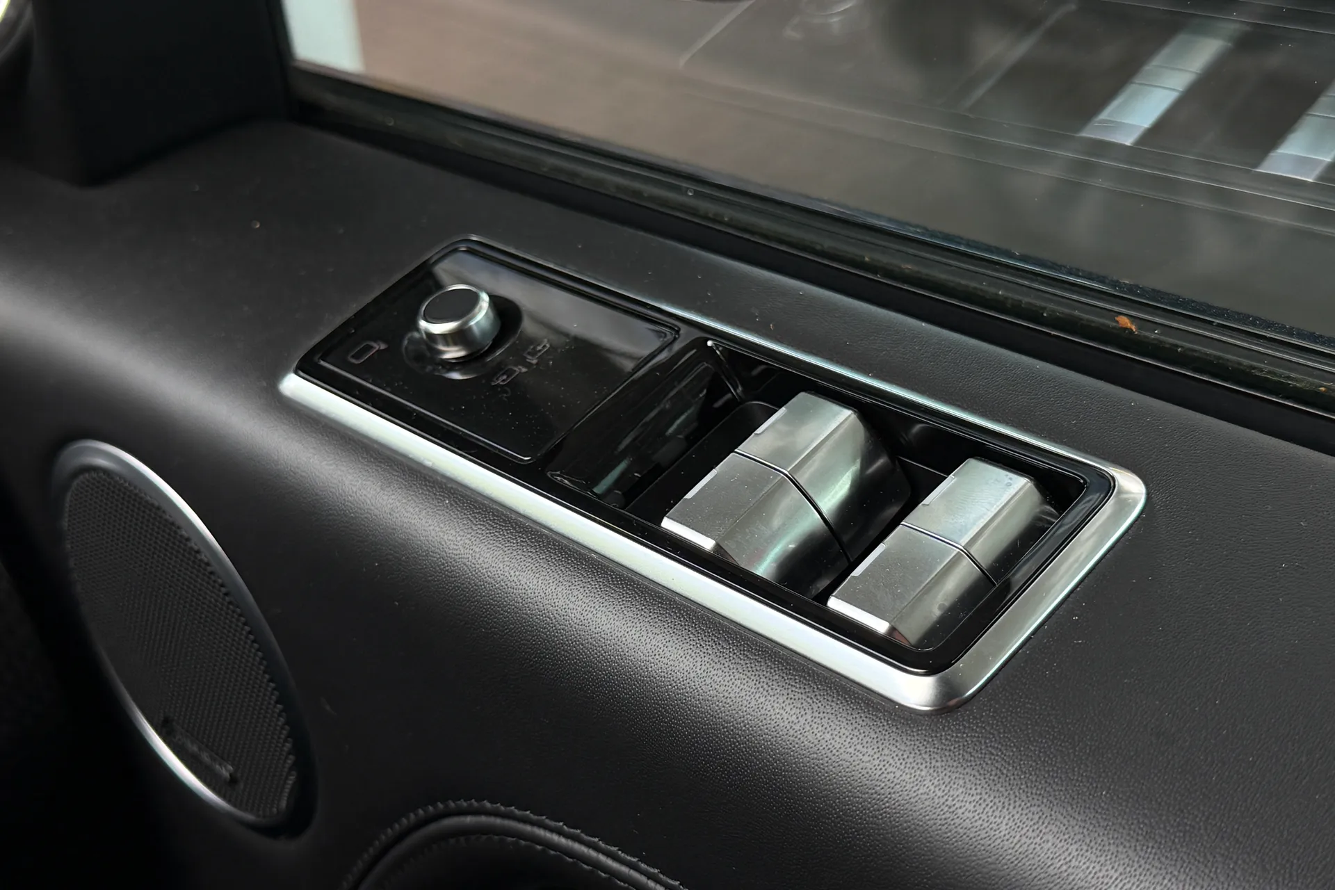 LAND ROVER RANGE ROVER thumbnail image number 24