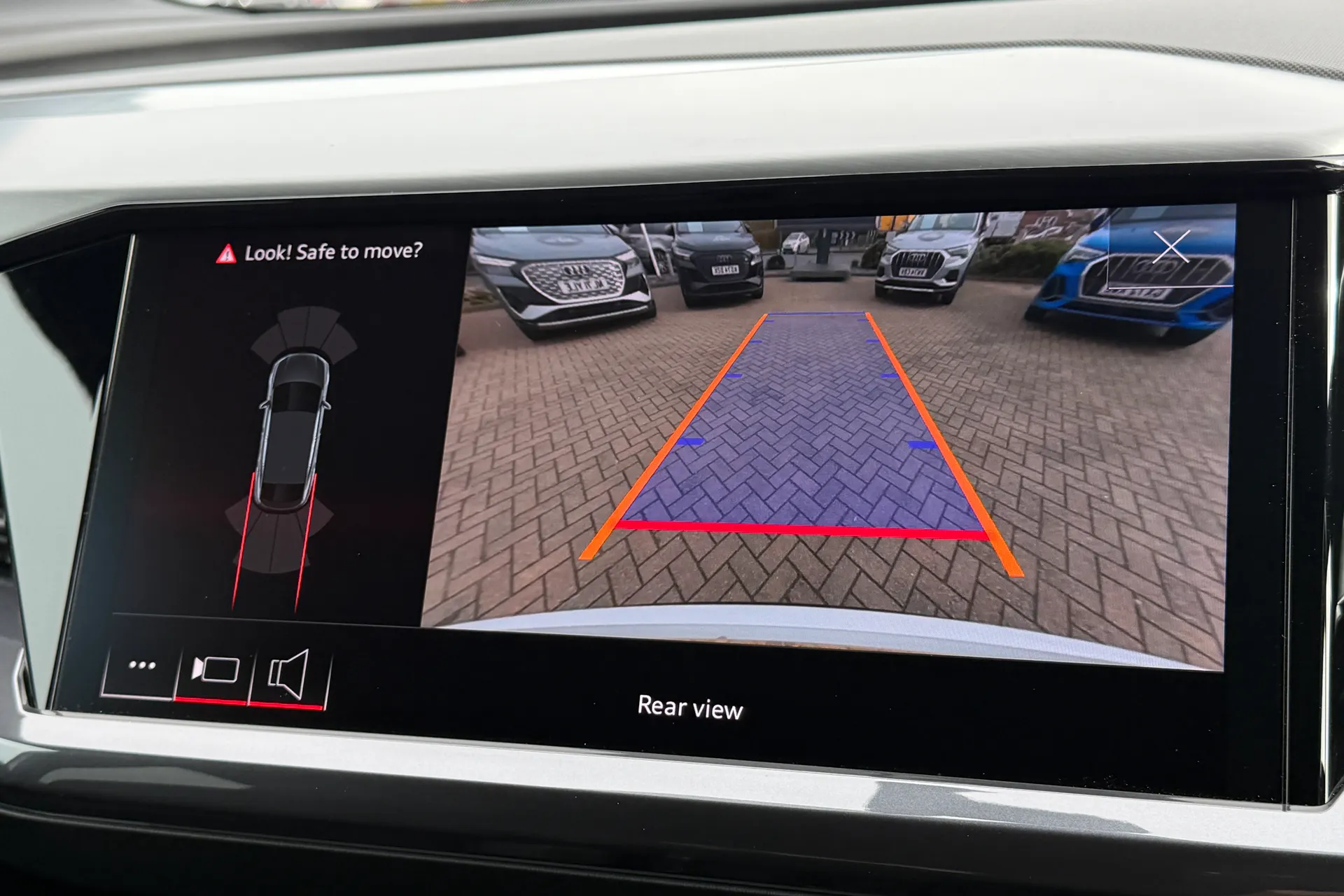 Audi Q4 thumbnail image number 4