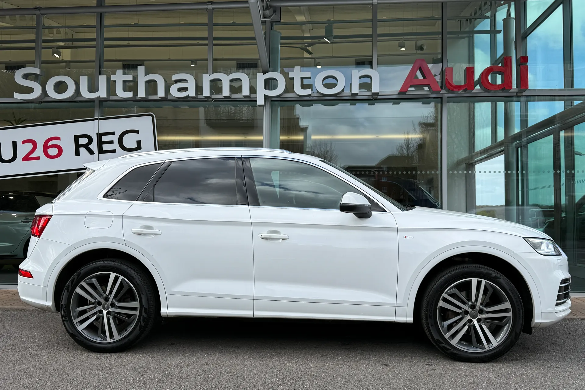 Audi Q5 thumbnail image number 2