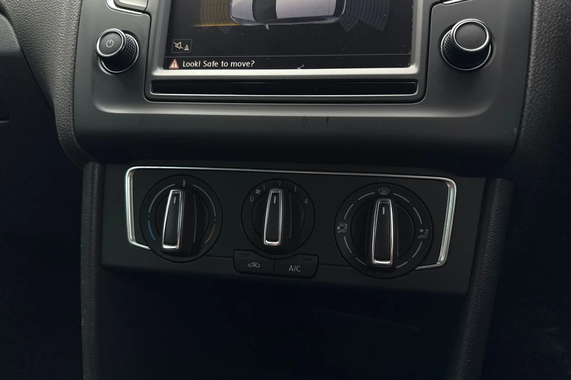 VOLKSWAGEN POLO thumbnail image number 37