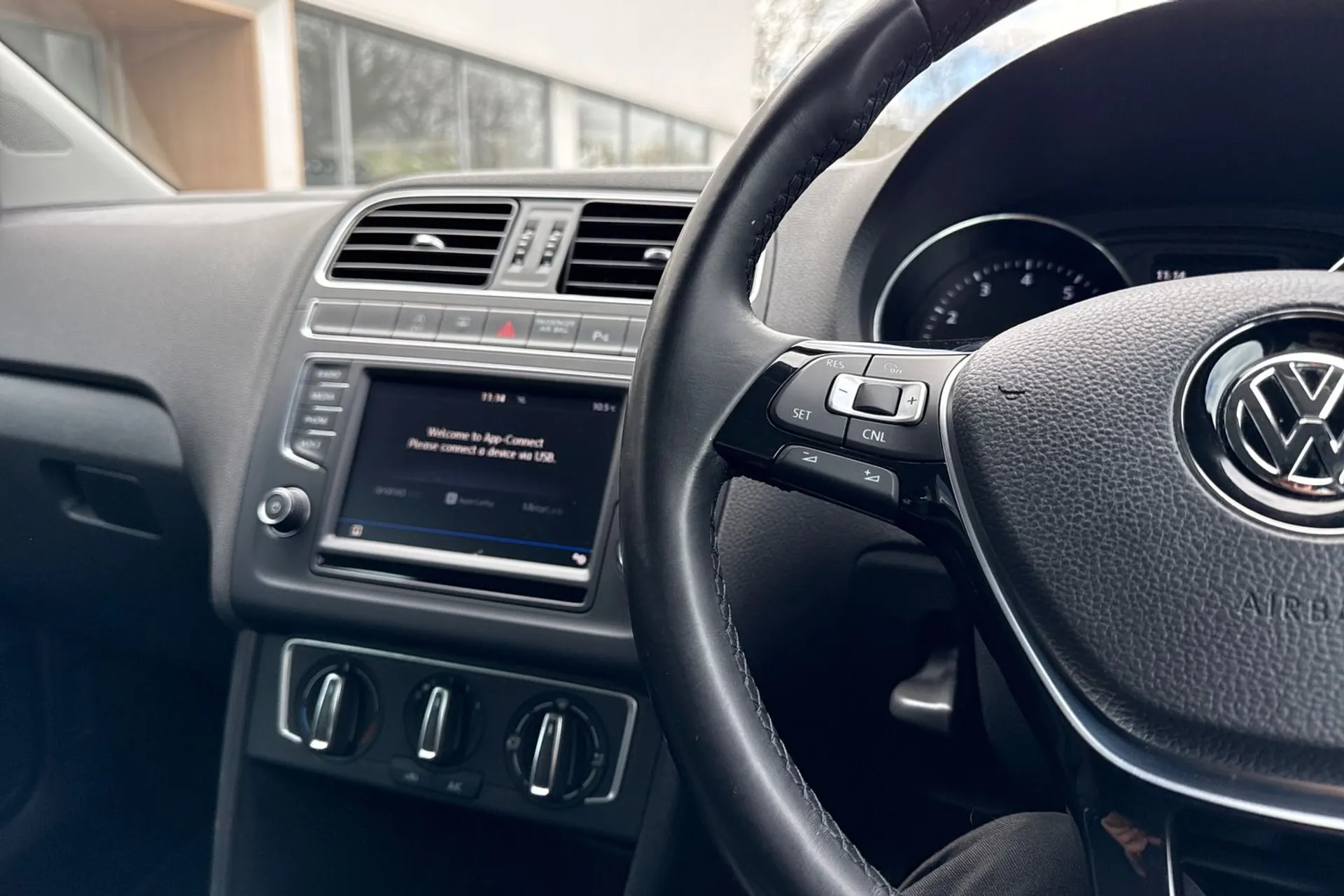 VOLKSWAGEN POLO thumbnail image number 35