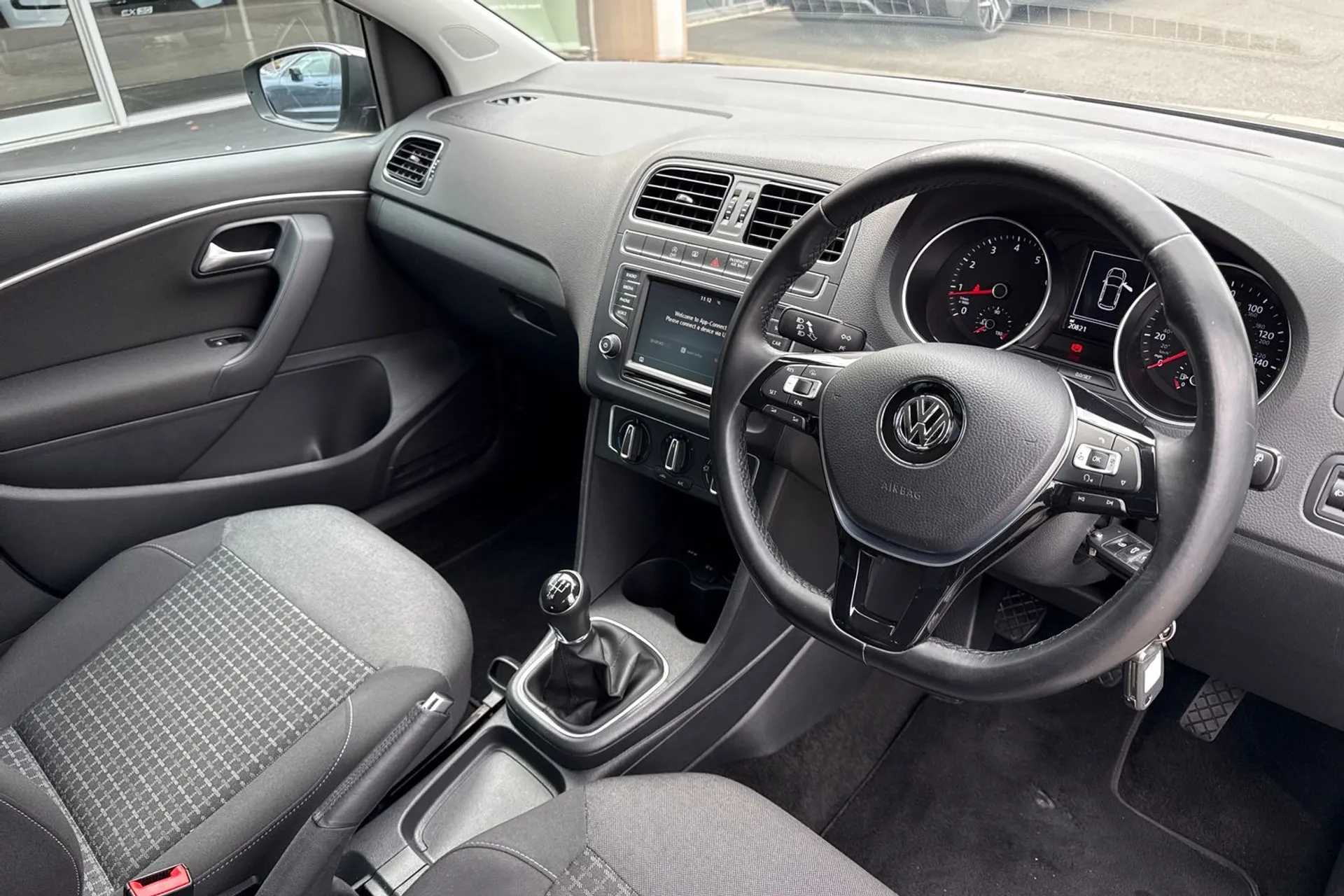 VOLKSWAGEN POLO thumbnail image number 24