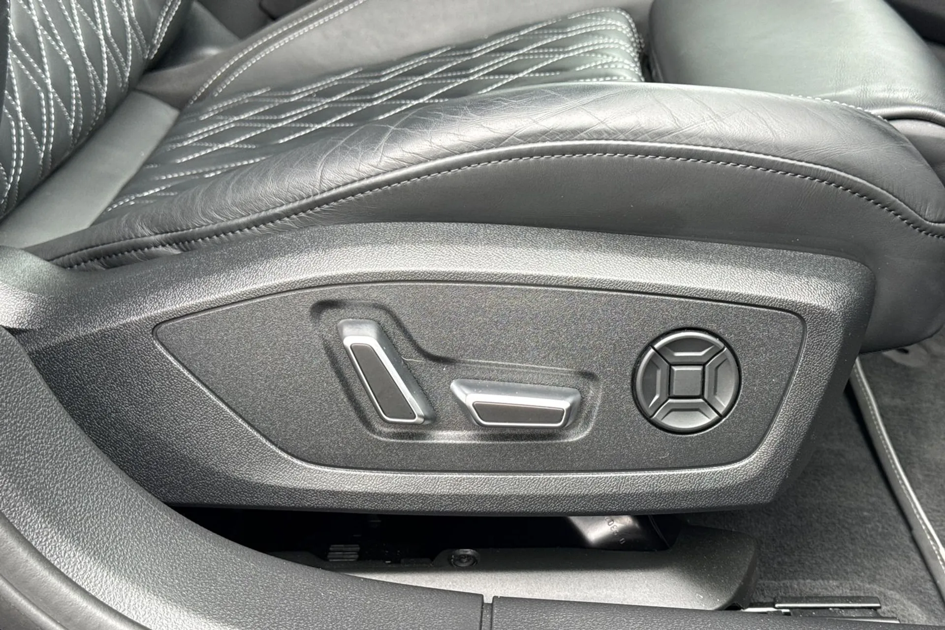 Audi A6 thumbnail image number 42