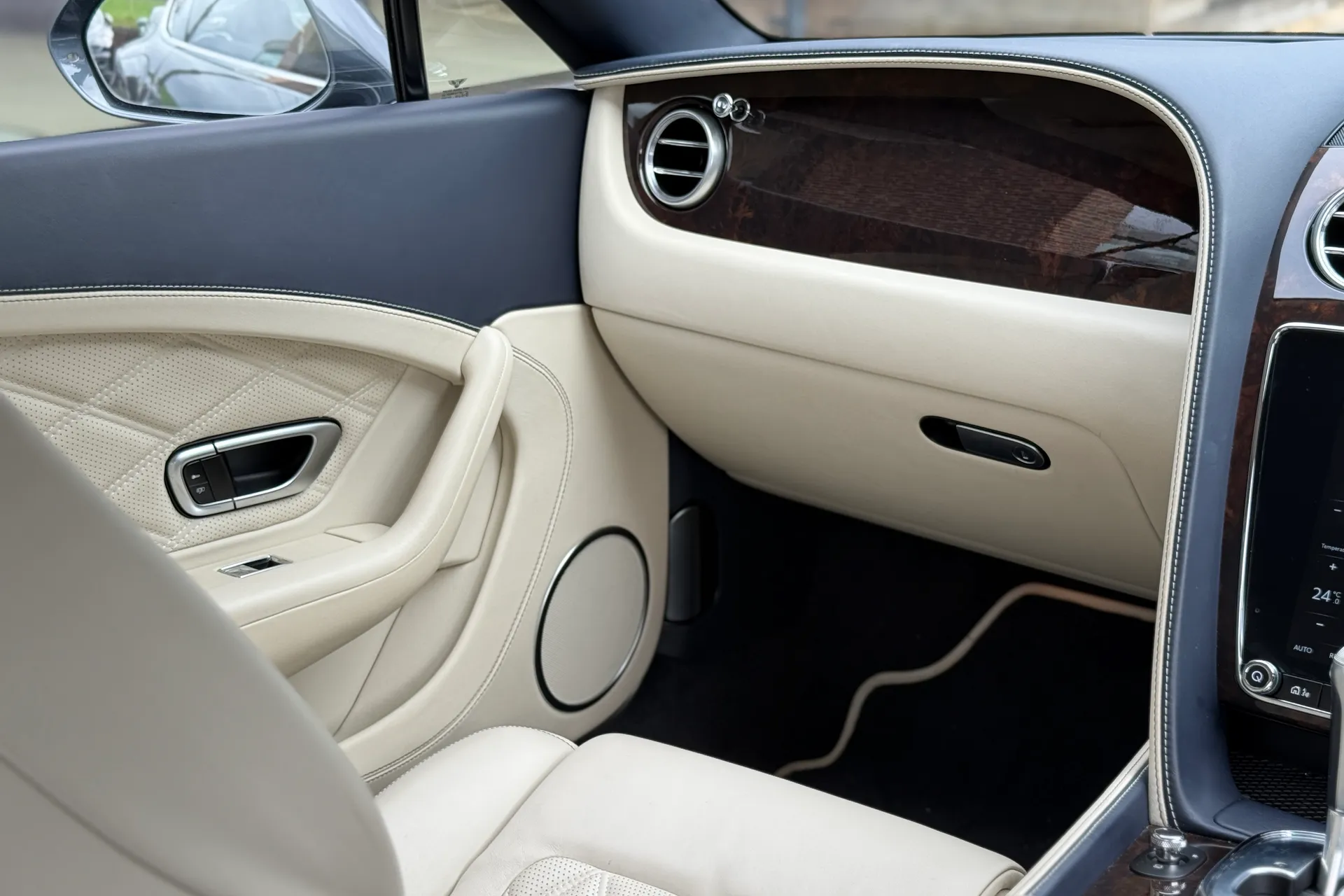 Bentley CONTINENTAL GT thumbnail image number 25