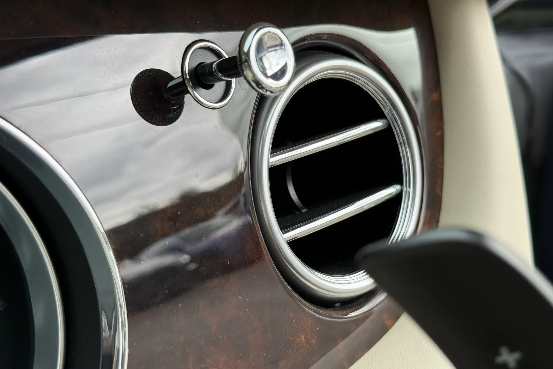 Bentley CONTINENTAL GT thumbnail image number 19