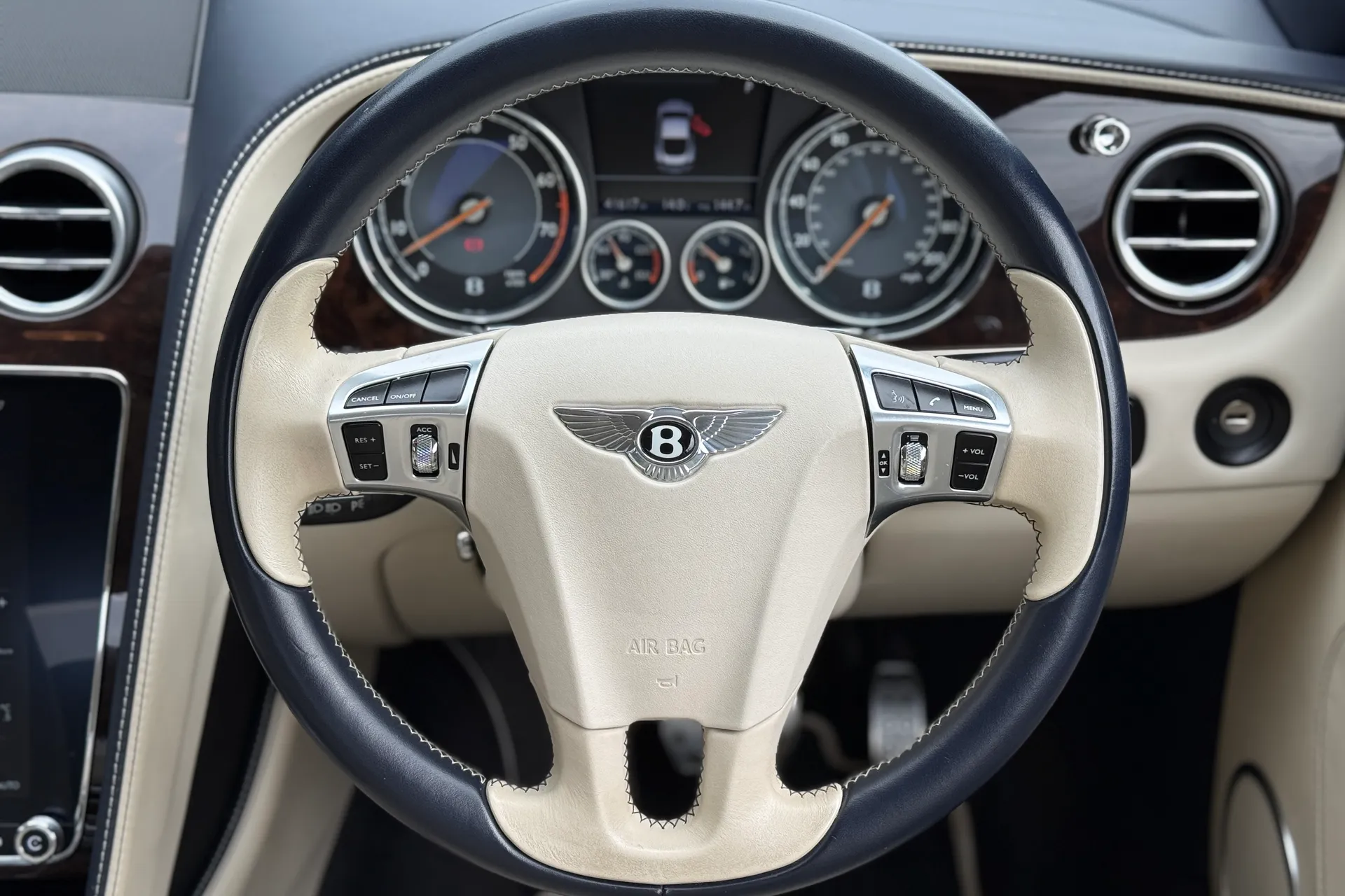 Bentley CONTINENTAL GT thumbnail image number 24