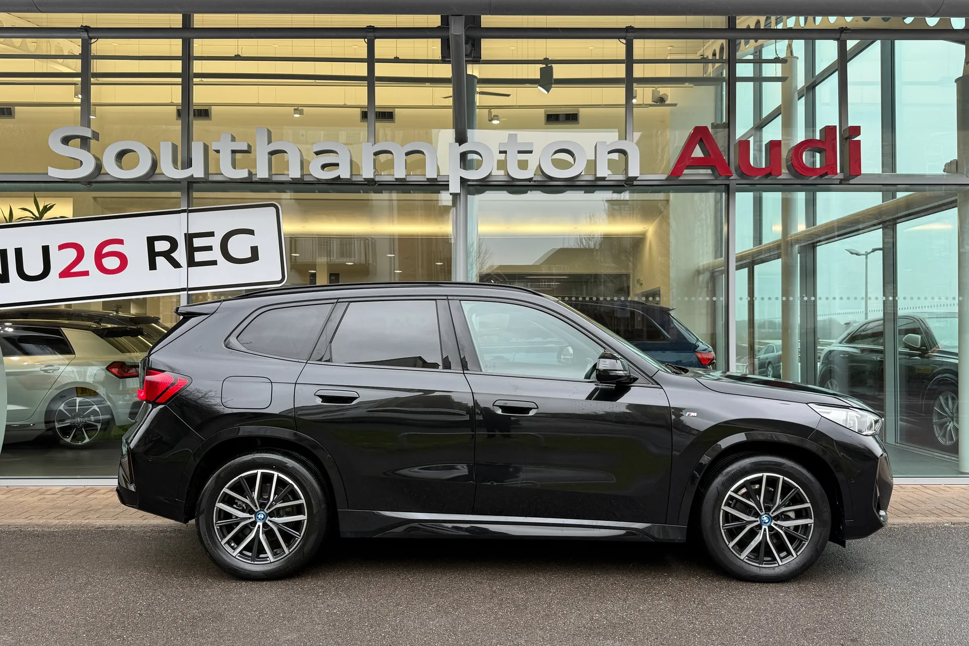 BMW iX1 thumbnail image number 2