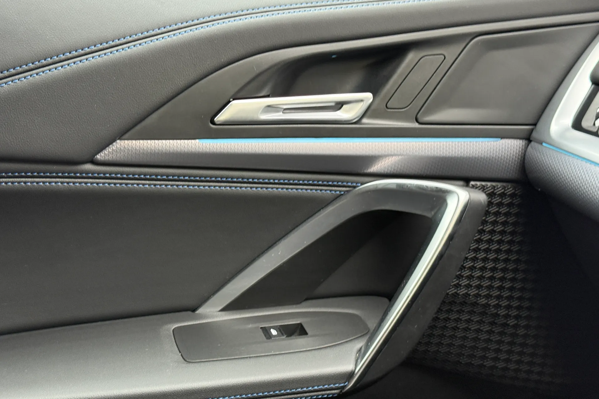 BMW iX1 thumbnail image number 18